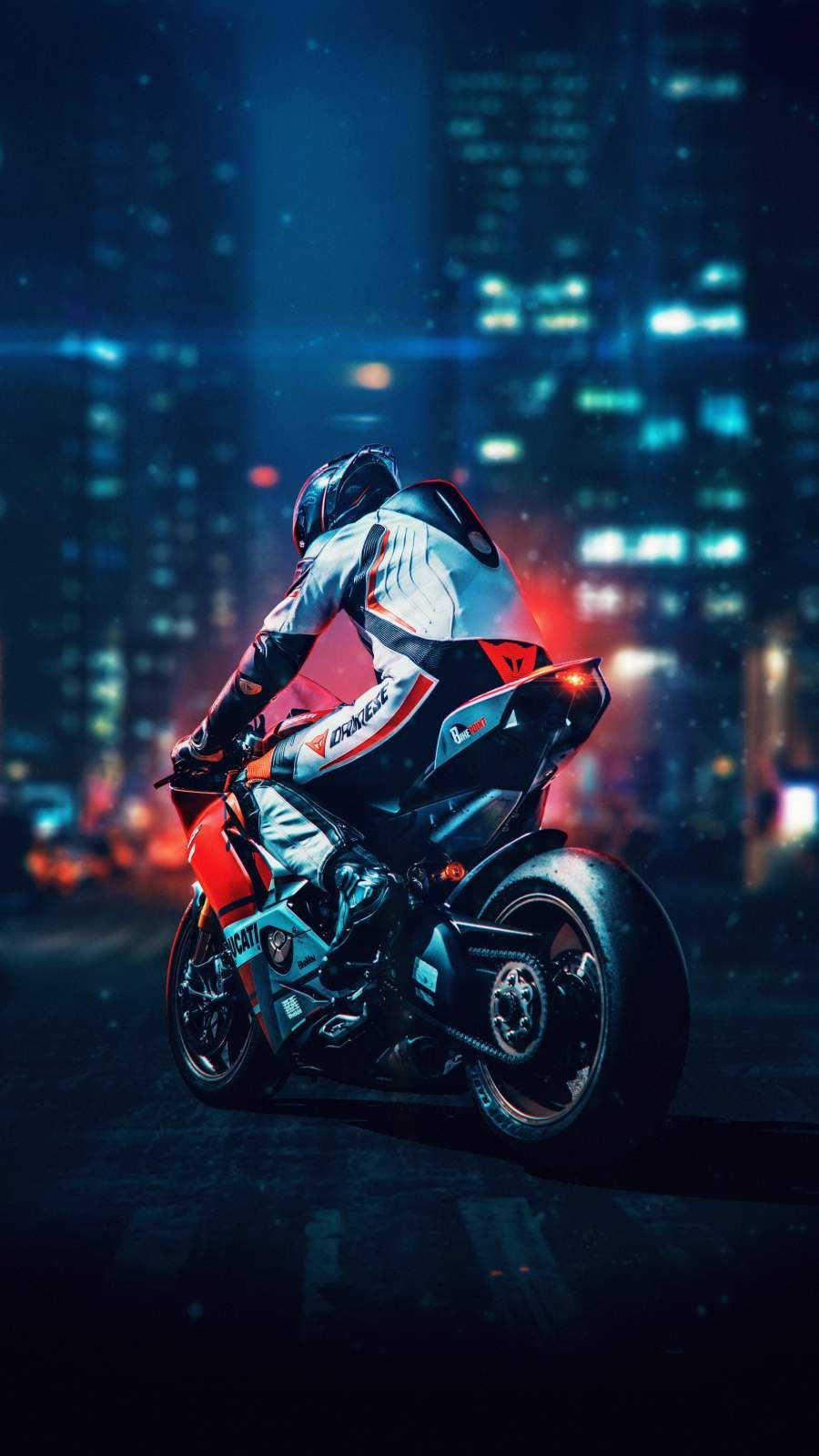 Racing 桌布 壁紙 — 一名身穿賽車裝備的摩托車手在夜晚騎著跑車穿過雨濕的霓虹燈城市景觀。