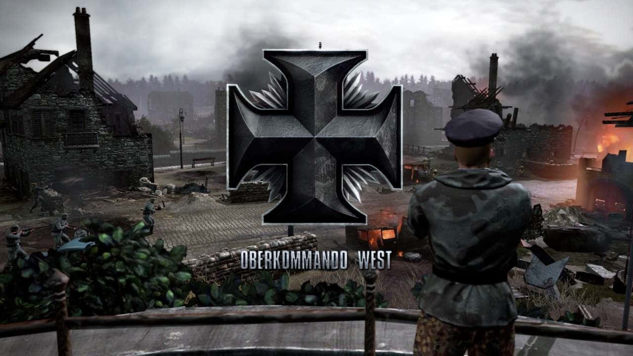 720p Company Of Heroes 2 桌布 壁紙 — 一名身穿軍裝的士兵站在陽台上，俯瞰著一個被戰爭摧毀的村莊，建築物在燃燒，煙霧在灰色的天空下升騰。
