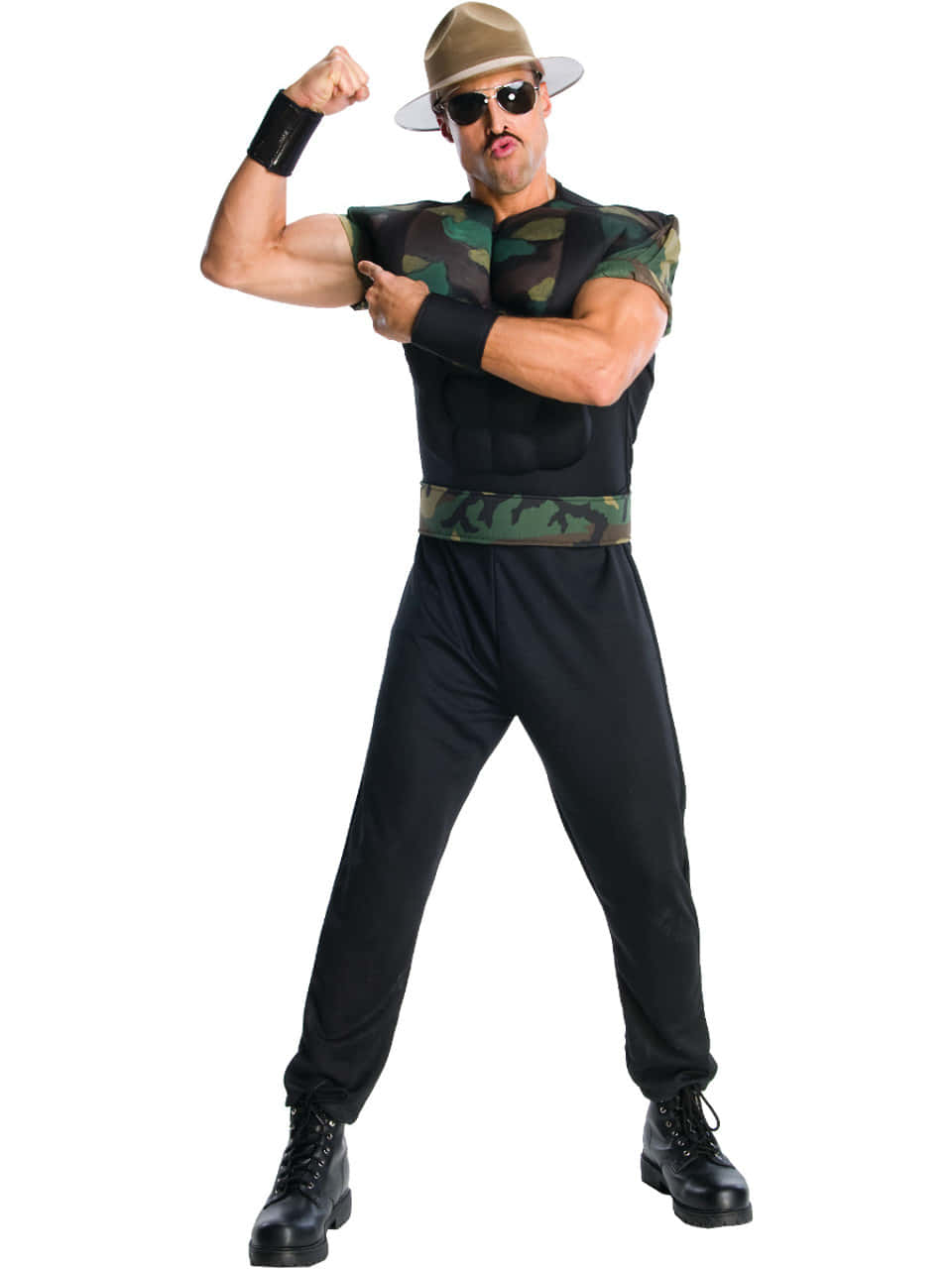 costume 桌布 壁紙 — 一名身穿迷彩和黑色軍事風格服裝的男子，戴著帽子、太陽眼鏡和靴子，在白色背景前展示肌肉。