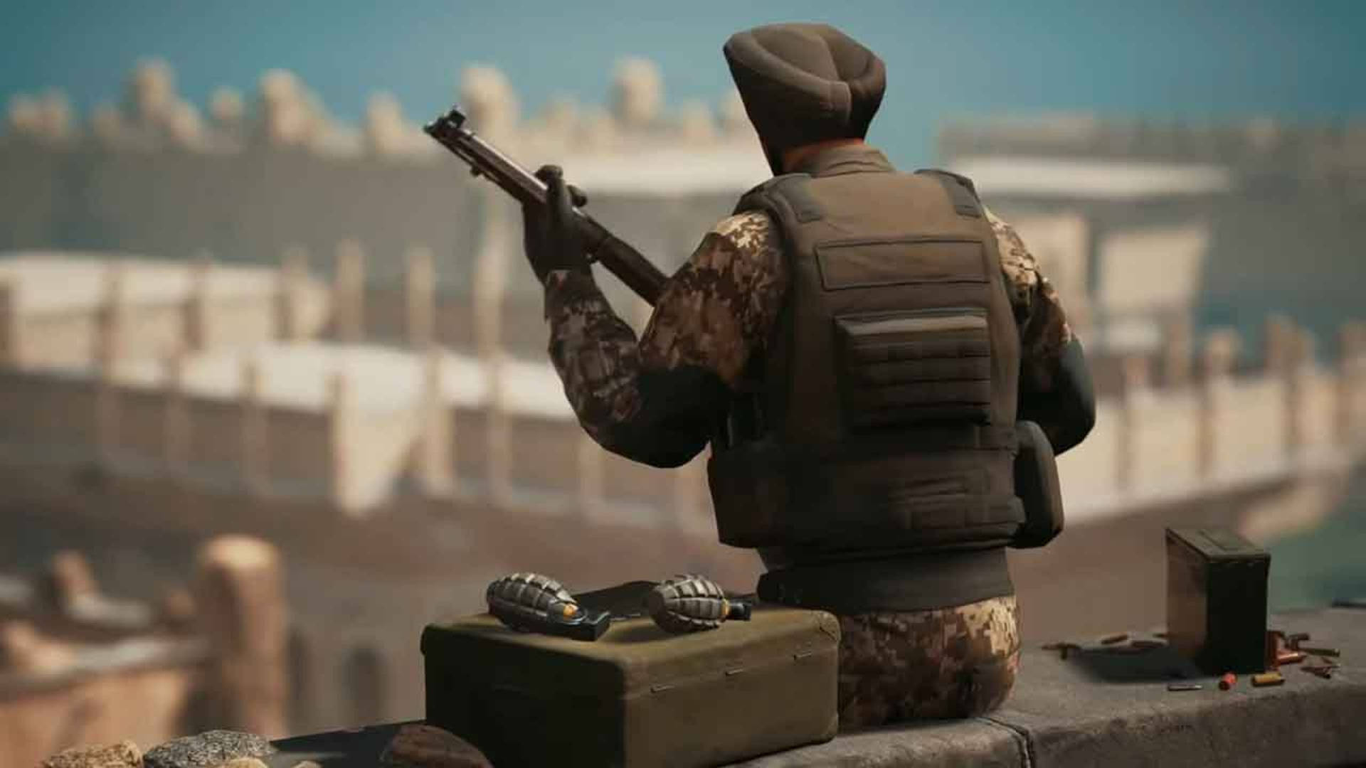 軍隊 桌布 壁紙 — 一名身穿迷彩服和戰術背心的士兵站在屋頂上，俯瞰城市景觀，手持步槍，旁邊有手榴彈。