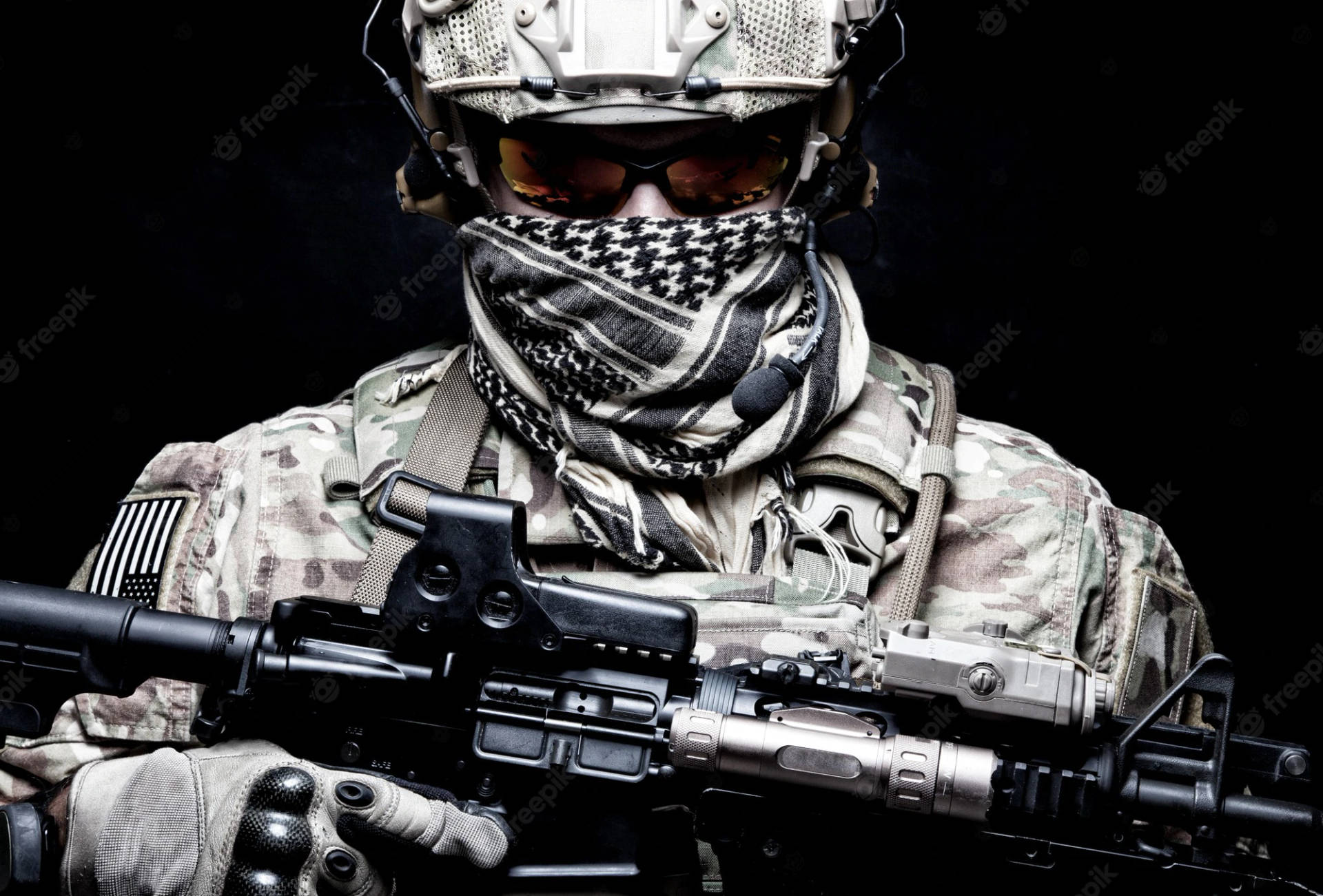 一名全副武裝的士兵，神情專注地握著步槍。 — 軍隊 壁紙