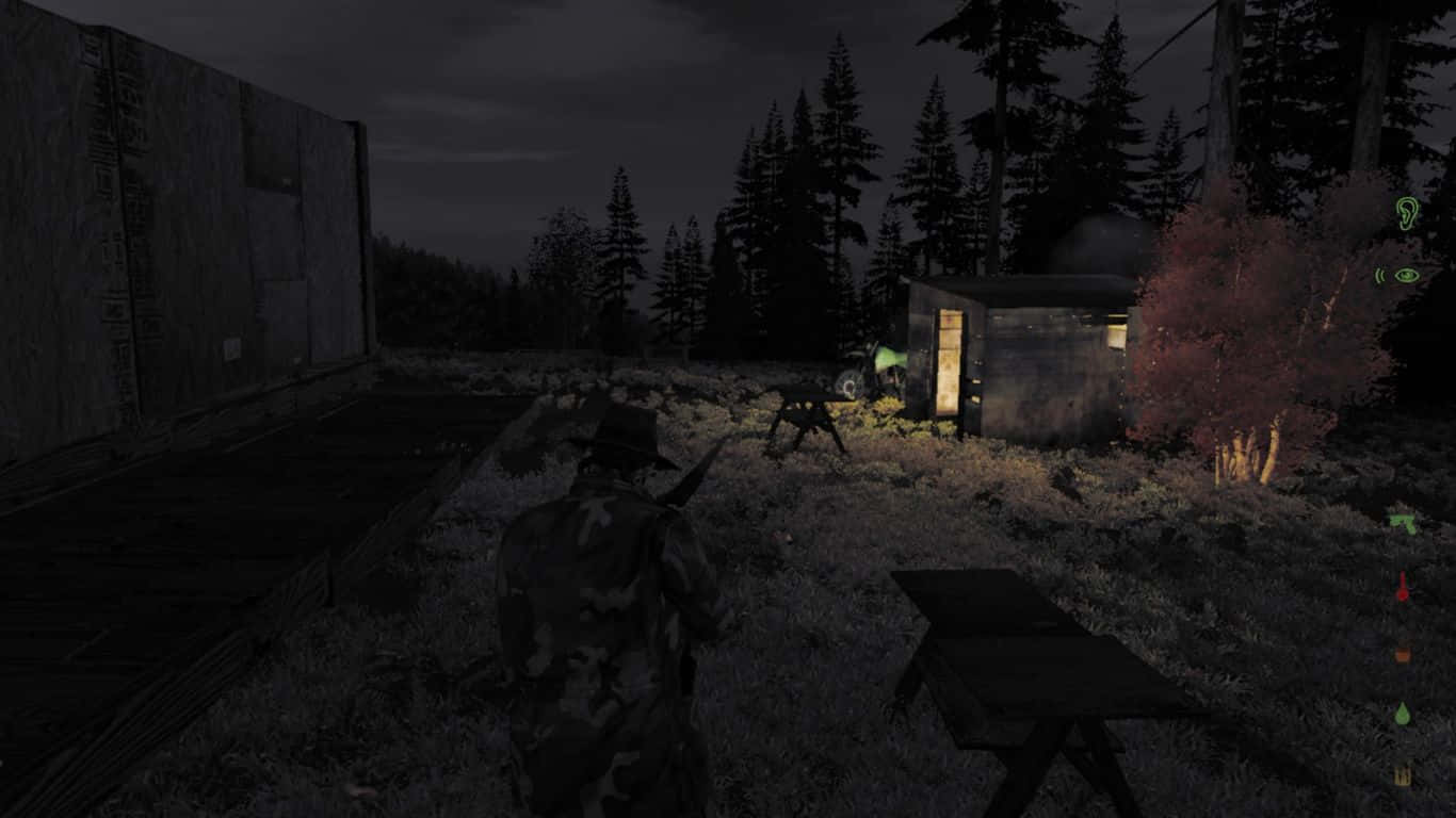 cabin 桌布 壁紙 — 一名身穿迷彩服的士兵在夜間於黑暗的森林區域中，靠近一間亮著燈的小屋和貨櫃，悄悄地移動。