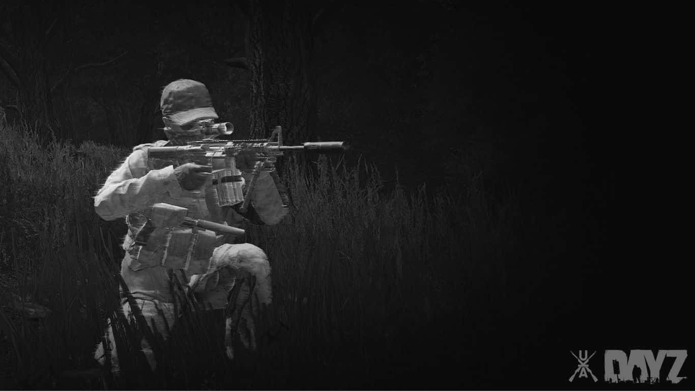 1366x768 Dayz 桌布 壁紙 — 一名身穿迷彩服的士兵在夜間蹲在高草叢中，在黑暗的森林裡瞄準步槍。