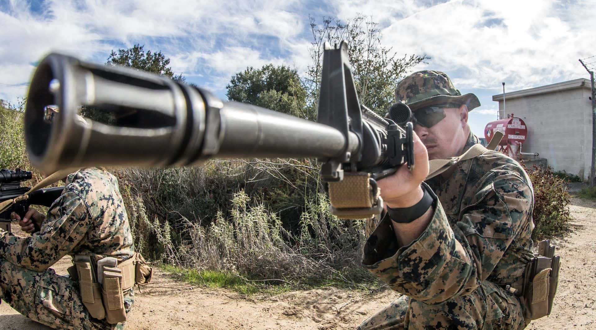 Marines 桌布 壁紙 — 一名身穿迷彩服的士兵在晴朗的天空下於戶外瞄準一個大型火箭發射器，旁邊有另一名士兵。