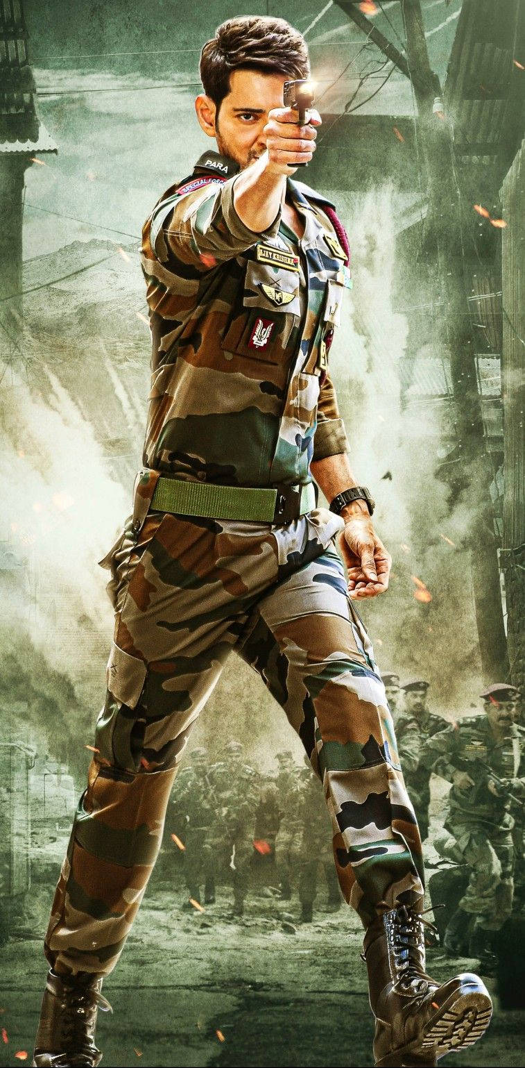 Indian 桌布 壁紙 — 一名身穿迷彩服的士兵在煙霧和瓦礫中，於戰火摧殘的城市環境中向前瞄準手槍。