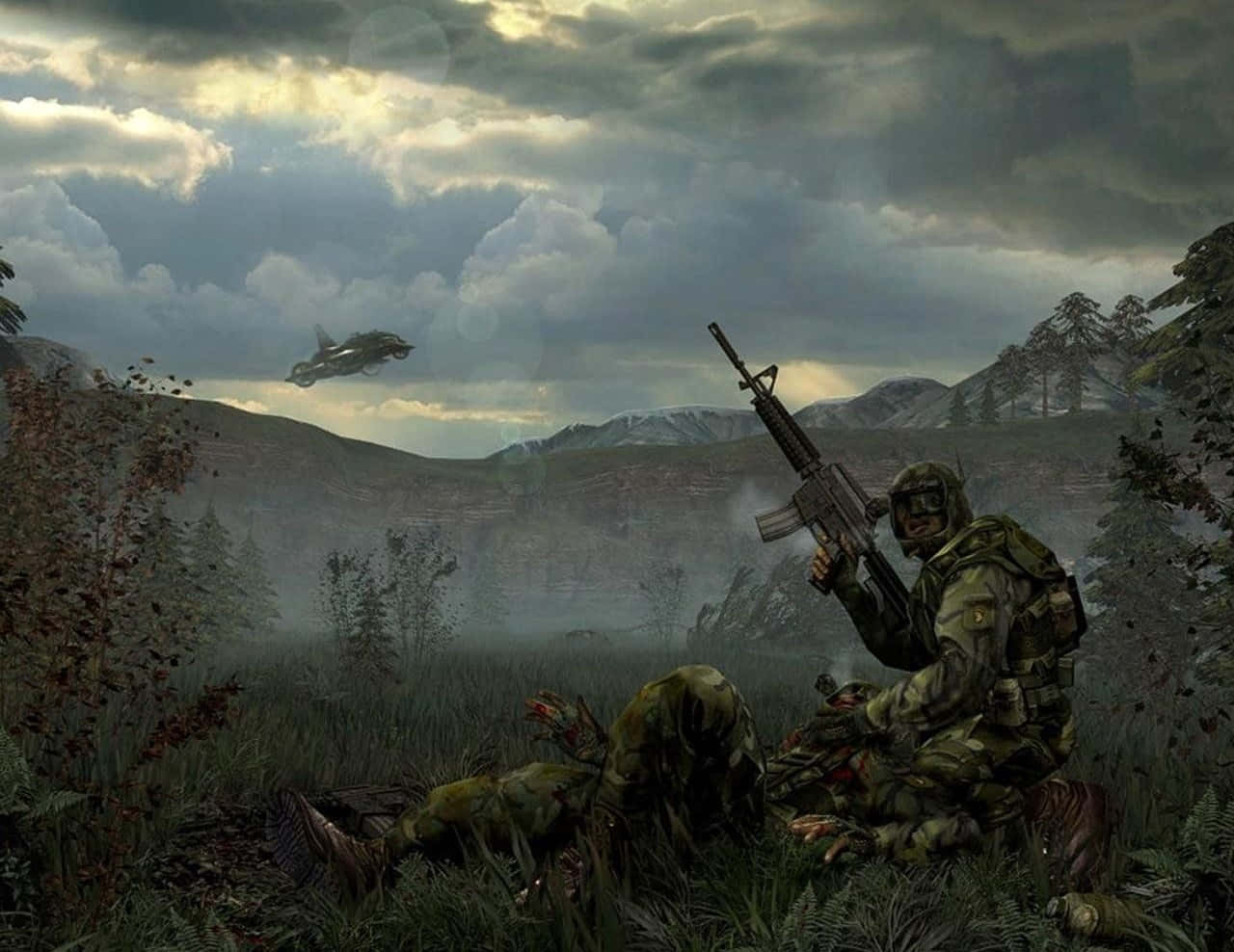 War Games 桌布 壁紙 — 一名身穿迷彩服的士兵在陰天、霧氣瀰漫的山谷中，跪在倒下的戰友身旁，頭頂有飛行車輛。