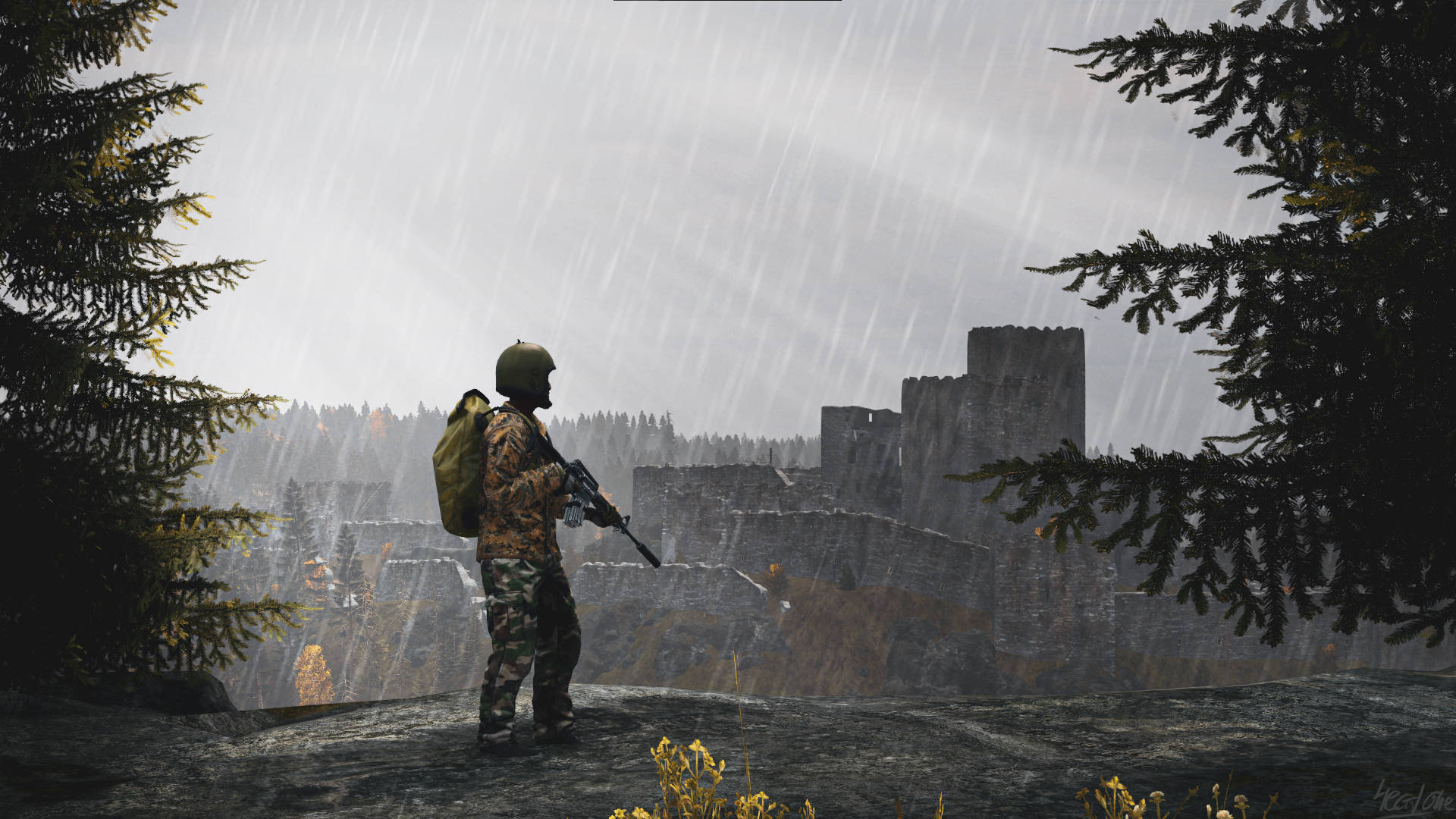 DayZ 桌布 壁紙 — 一名身穿迷彩服的士兵站在被雨水浸濕的山丘上，俯瞰著被松樹環繞的廢棄石城堡。