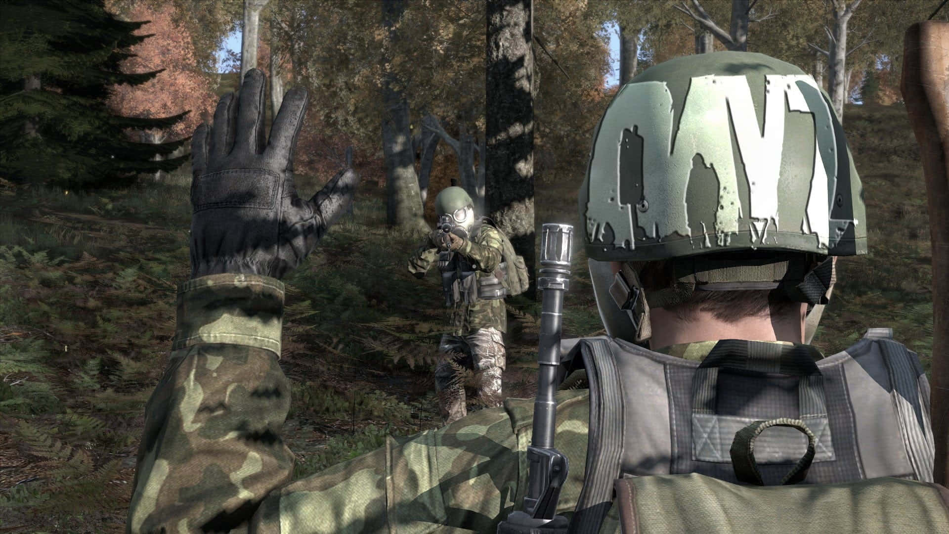 HD Dayz Epoch Mod 桌布 壁紙 — 一名身穿迷彩服的士兵舉起戴手套的手投降，而另一名士兵在茂密的森林中瞄準步槍。