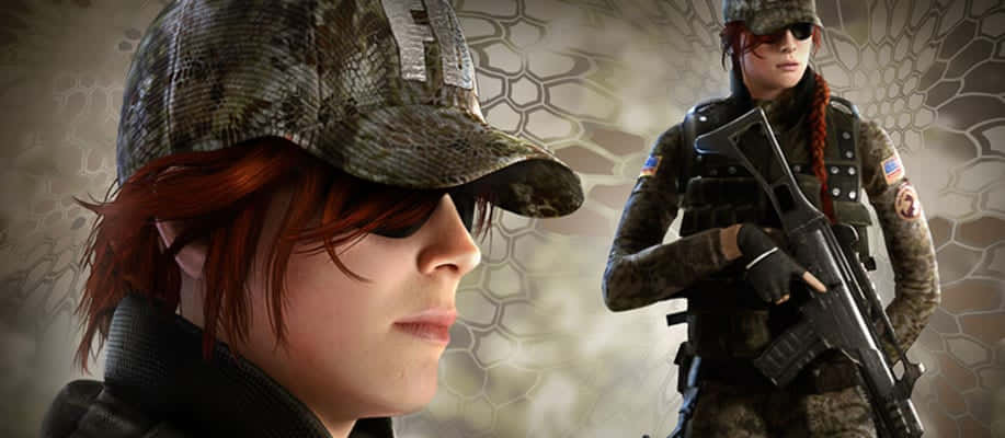 Rainbow Six Siege Ash 桌布 壁紙 — 一名身穿迷彩裝備和太陽眼鏡的女兵，在紋理牆壁前以特寫側面視角手持步槍。