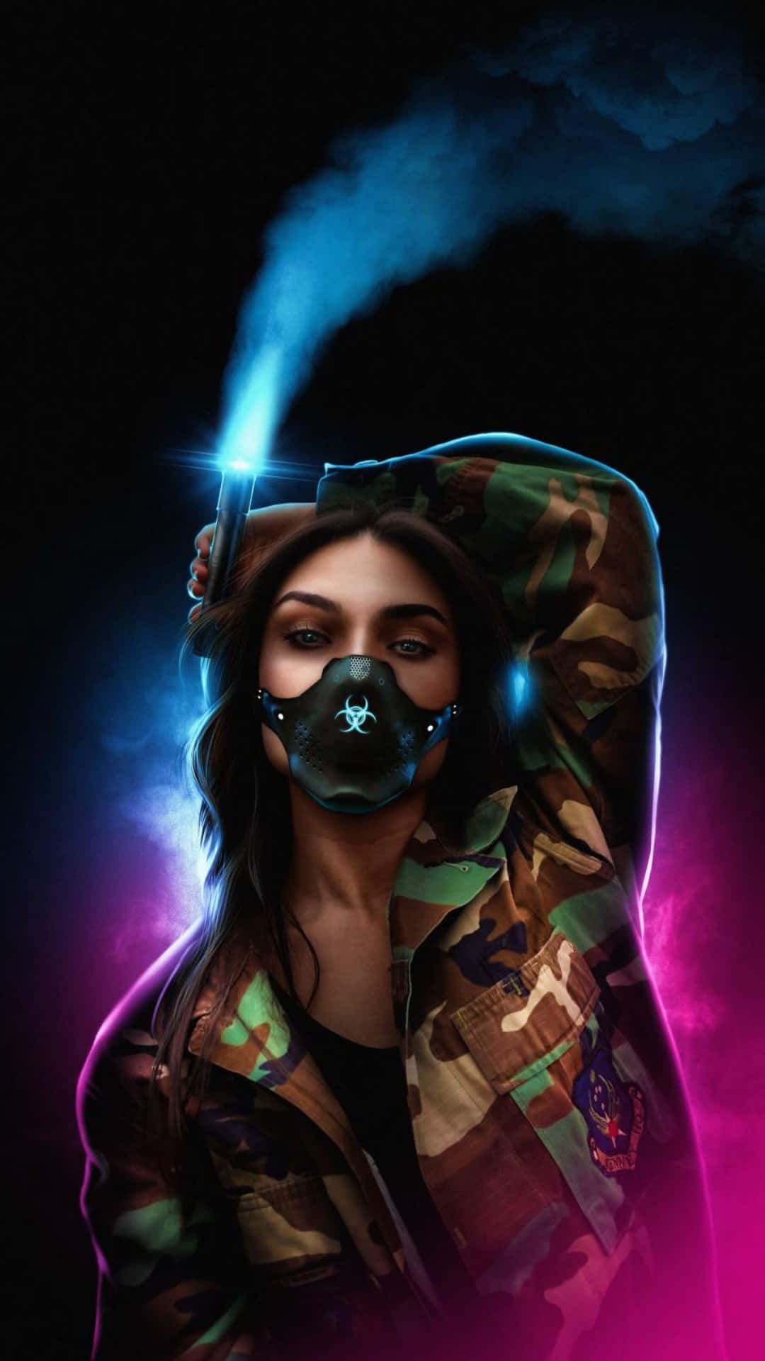Mask 桌布 壁紙 — 一名身穿迷彩裝備和生物危害面具的女性，在帶有霓虹煙霧的黑暗背景下手持發光的藍色武器。