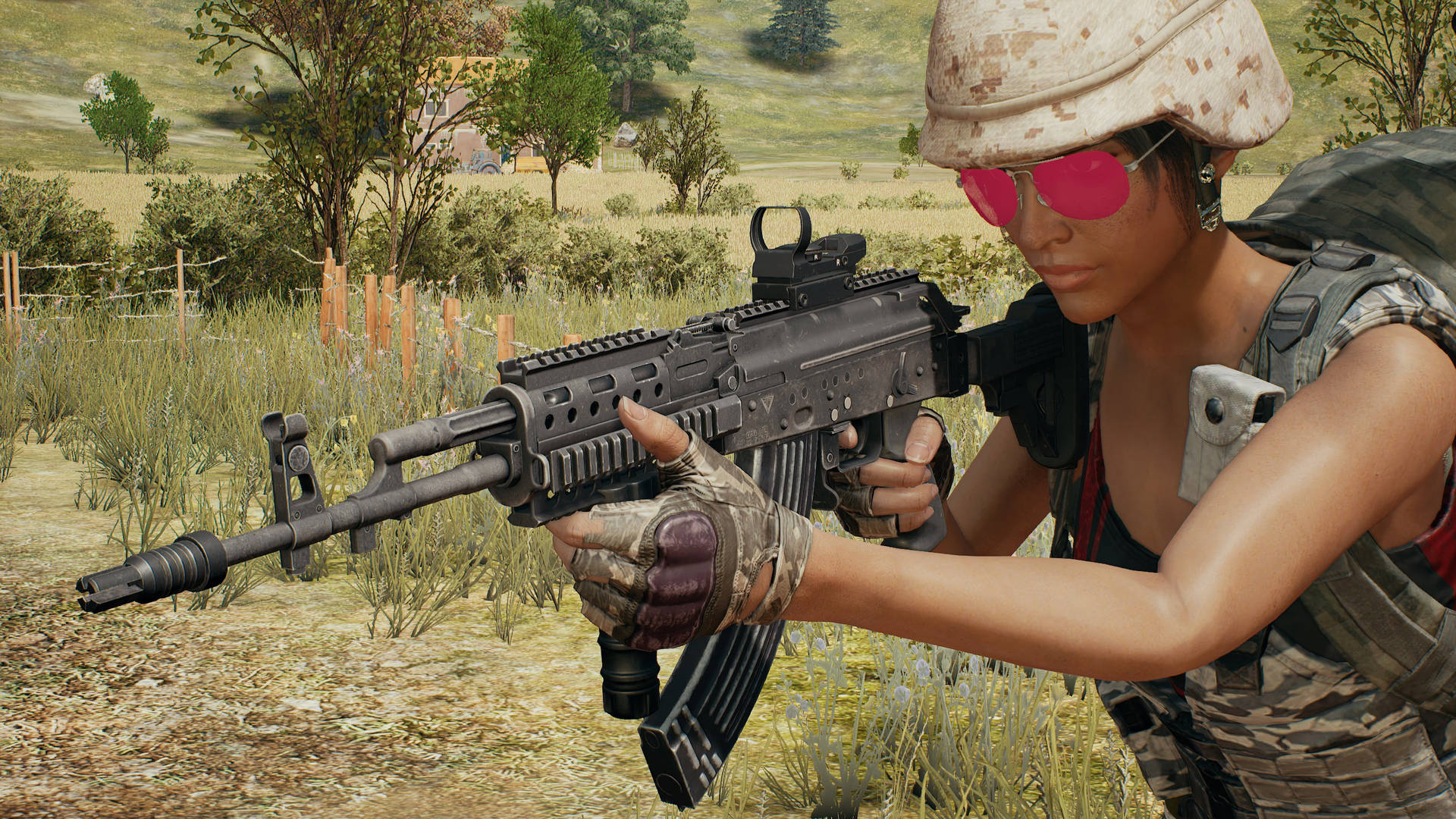 士兵在草地上瞄準步槍，戴著粉紅色太陽眼鏡和迷彩裝備。 — PUBG 4K 壁紙 壁紙