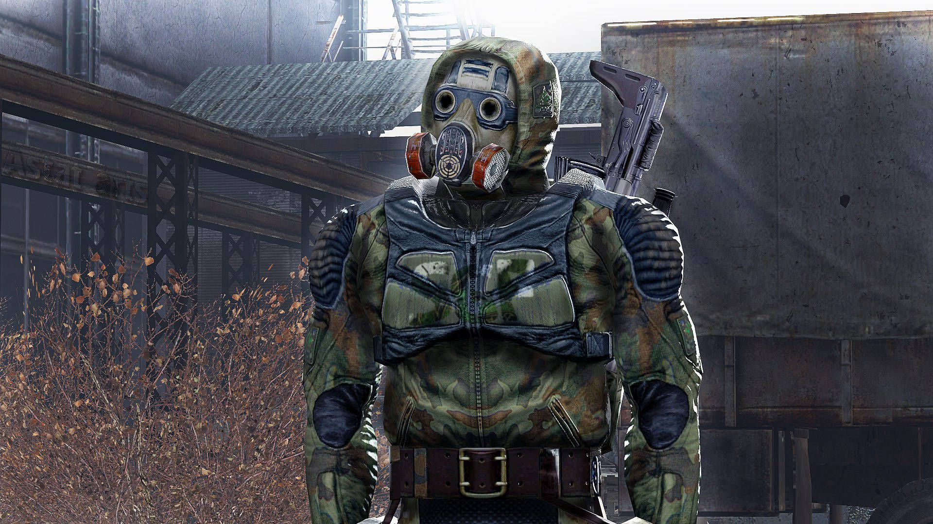 Stalker 桌布 壁紙 — 一名身穿迷彩裝備和防毒面具的士兵站在生鏽的工業廢墟中，周圍是光禿禿的樹木。
