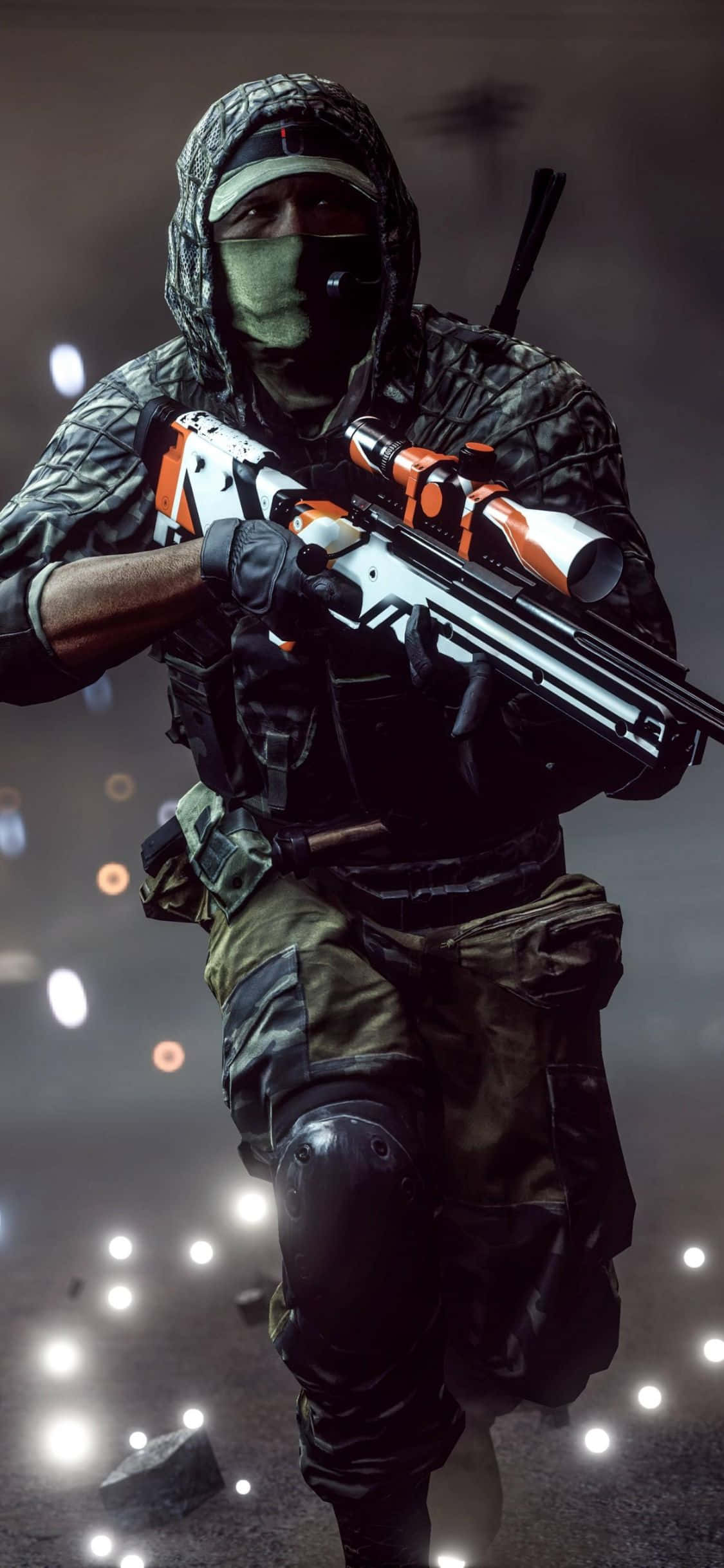 iPhone Xs Battlefield 3 桌布 壁紙 — 一名身穿迷彩裝備和面具的士兵，在煙霧瀰漫的戰場背景下，瞄準一把帶有橙色點綴的狙擊步槍。