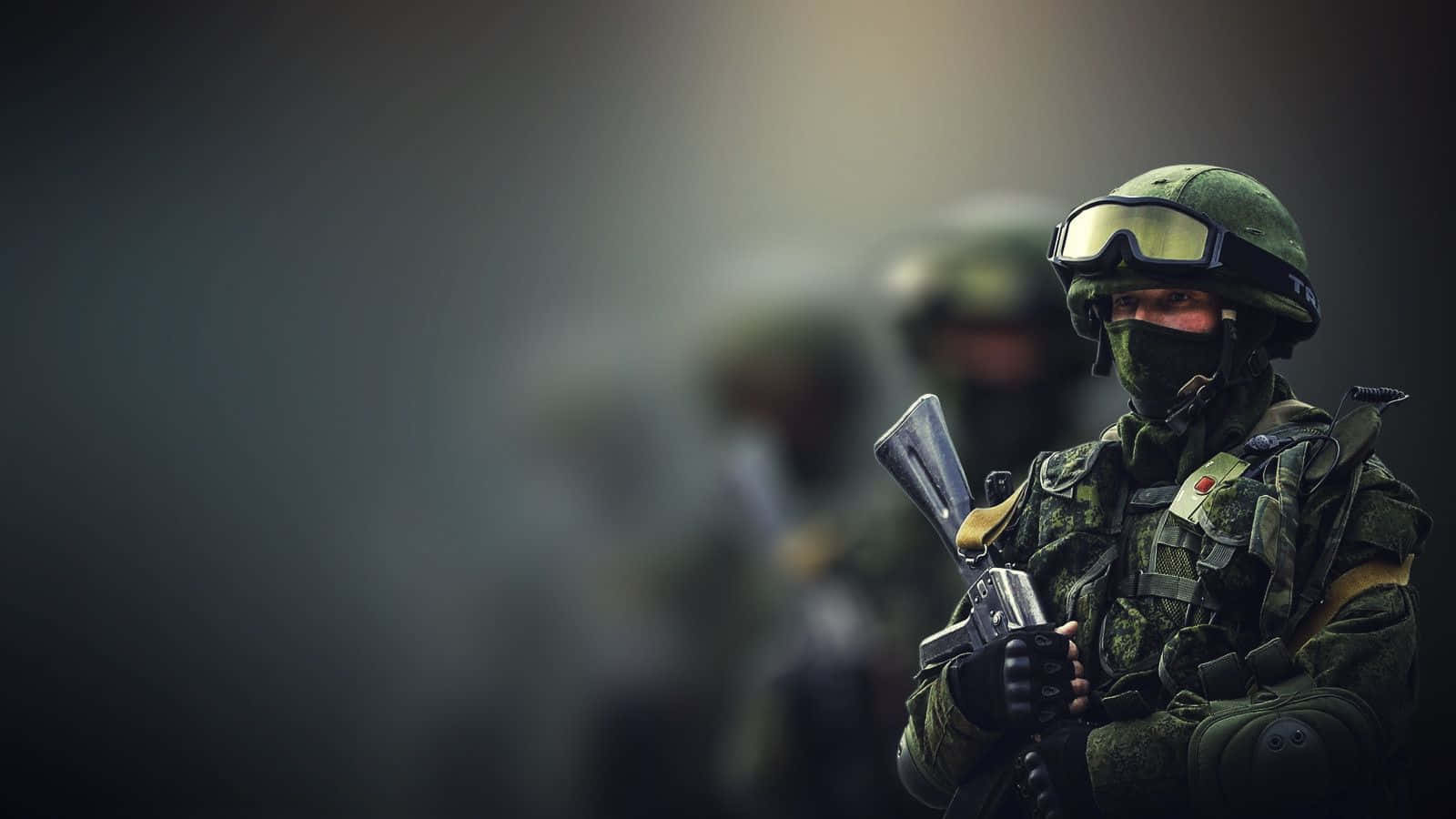soldier 桌布 壁紙 — 一名身穿迷彩裝備和頭盔的士兵手持步槍，背景中隊友模糊站立。