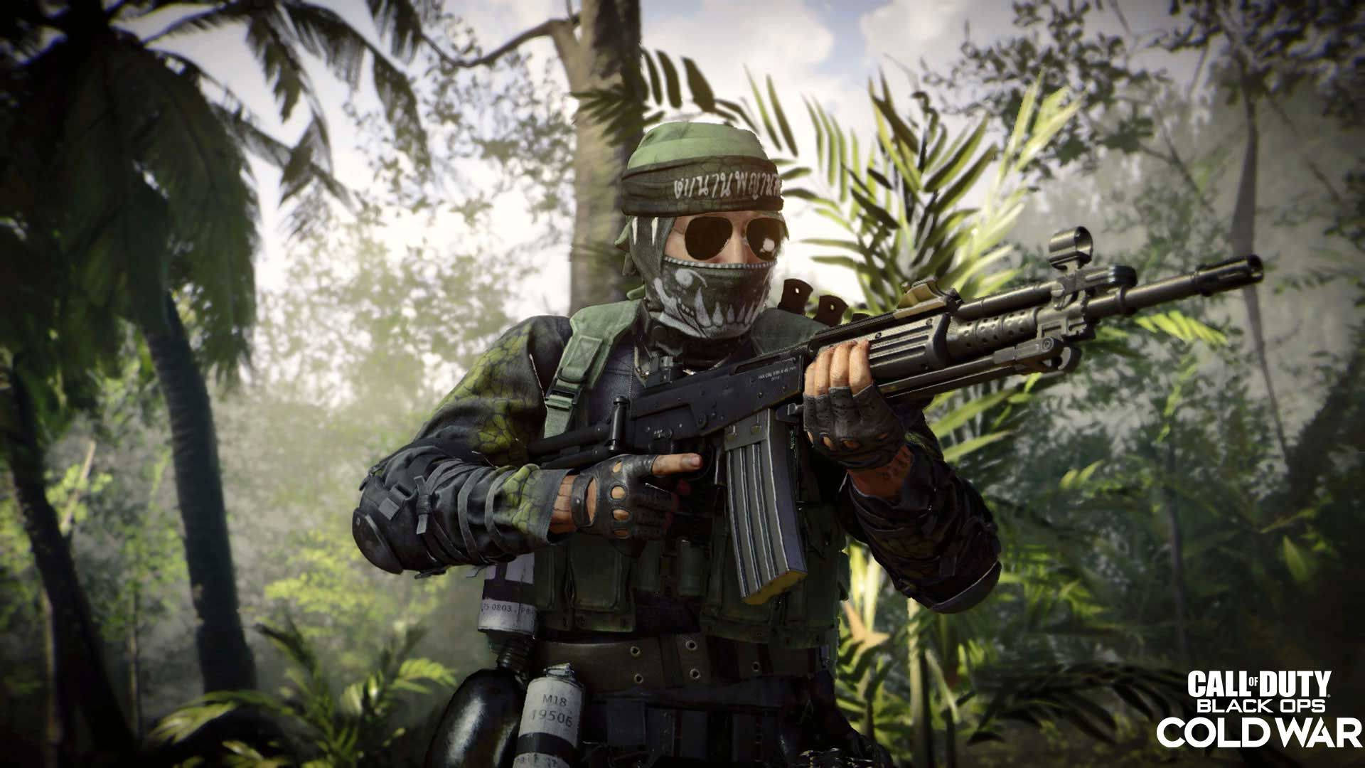 Cod 桌布 壁紙 — 一名身穿迷彩裝備和骷髏面具的士兵在茂密的叢林樹葉中，在明亮的日光下手持突擊步槍。