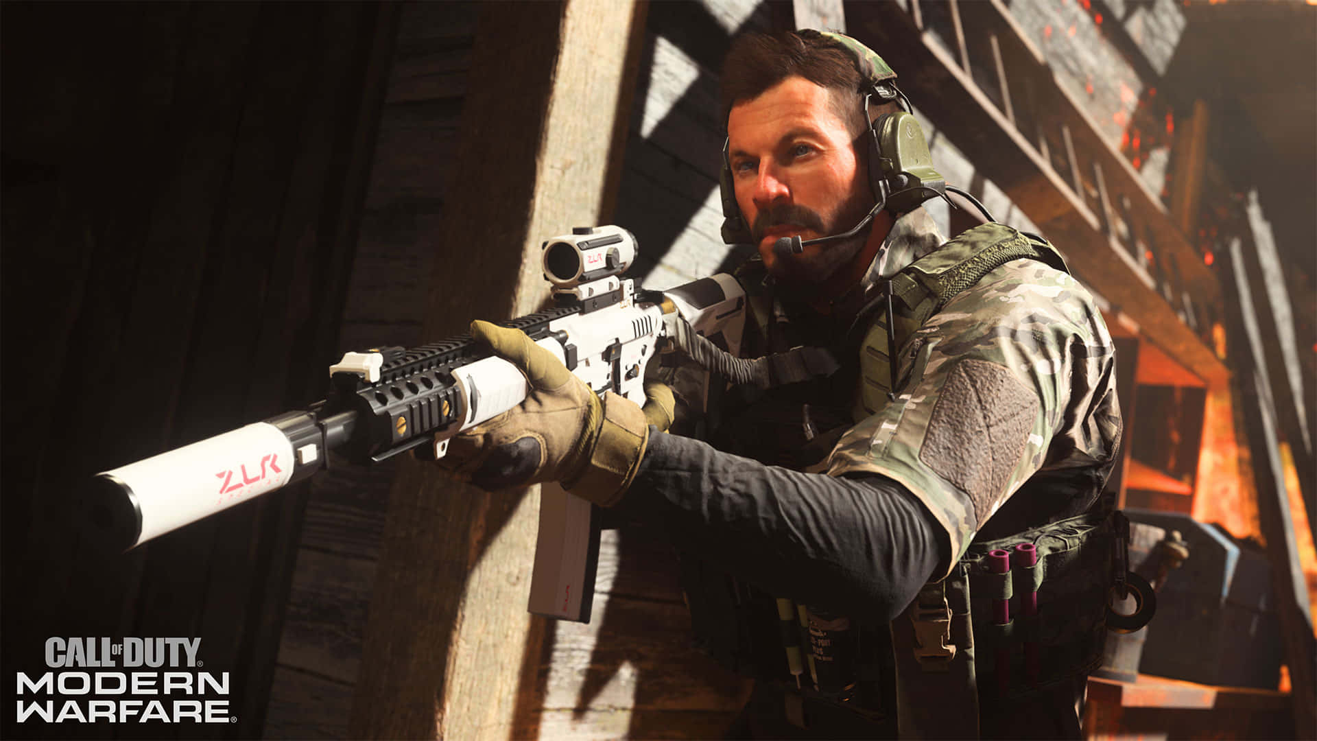 Call Of Duty Ps4 桌布 壁紙 — 一名身穿迷彩裝備的士兵，在惡劣的戰鬥區域中，透過木結構瞄準一支帶有紅色標記的白色步槍。