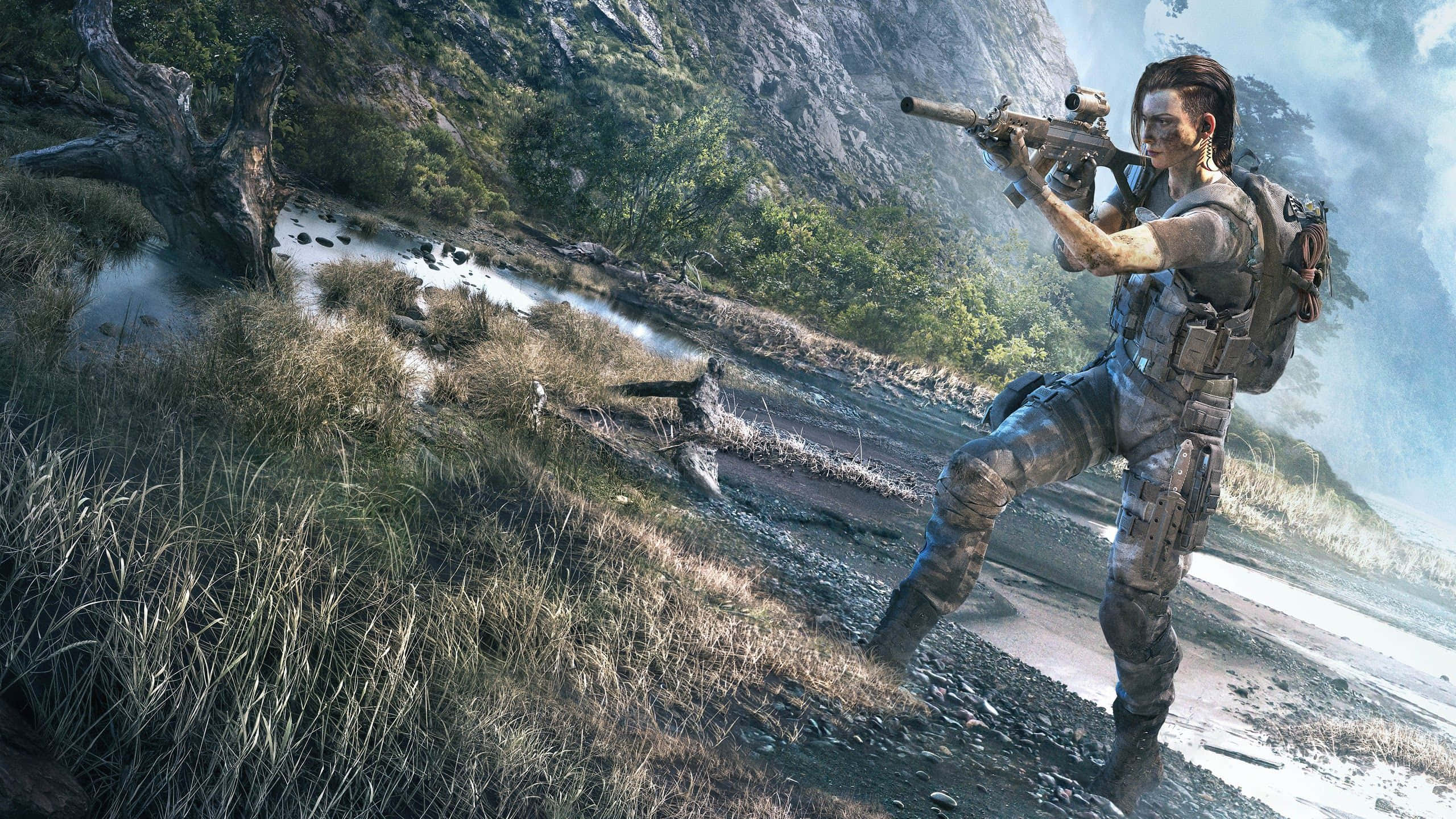Ghost Recon 桌布 壁紙 — 一名身穿迷彩裝備的士兵在岩石河岸上瞄準步槍，周圍是茂密的綠色樹葉和霧氣繚繞的山脈。