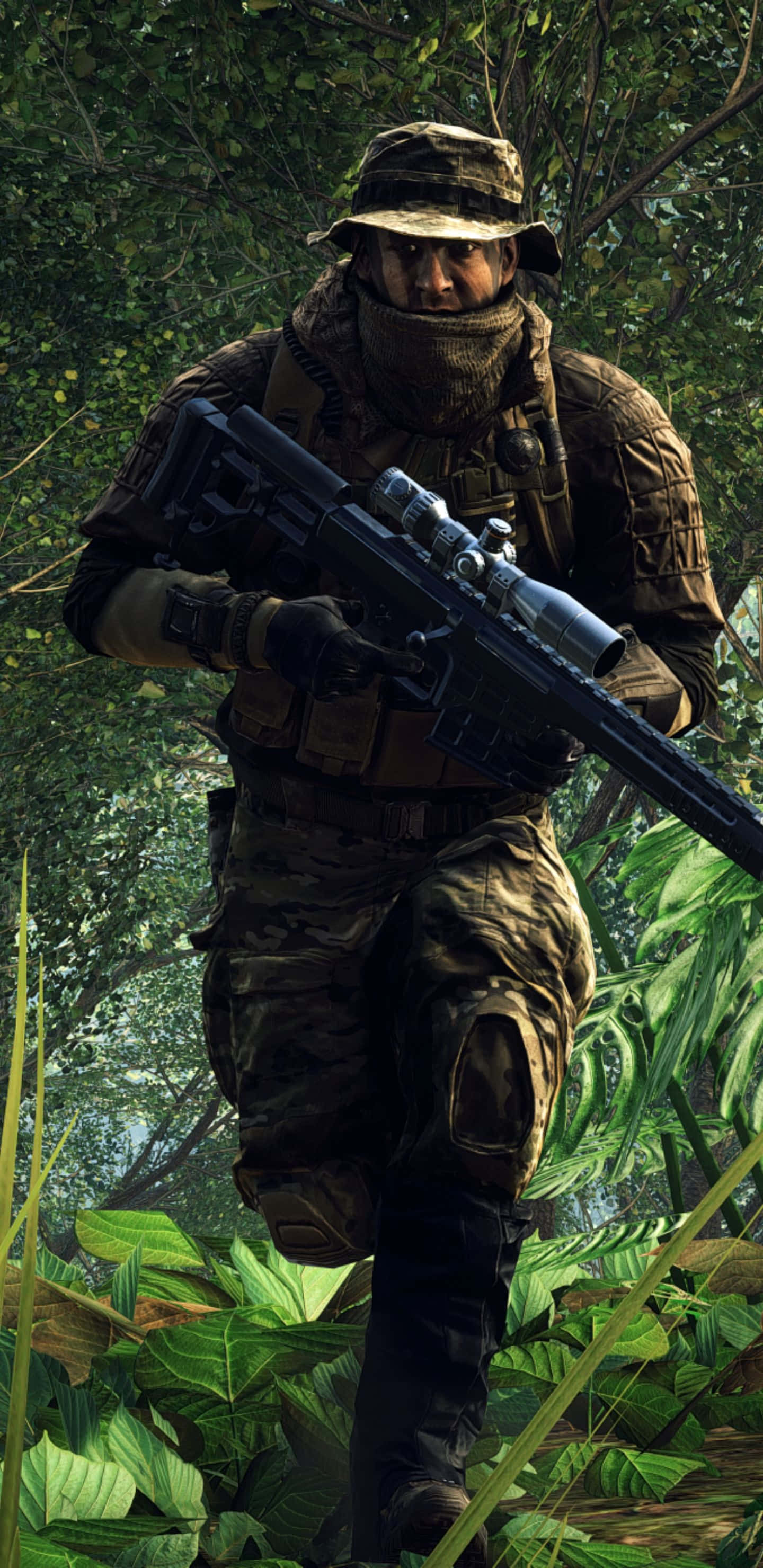 Pixel 3xl Battlefield 4 桌布 壁紙 — 一名身穿迷彩裝備的士兵在斑駁的陽光下，於茂密的叢林樹葉中手持狙擊步槍。