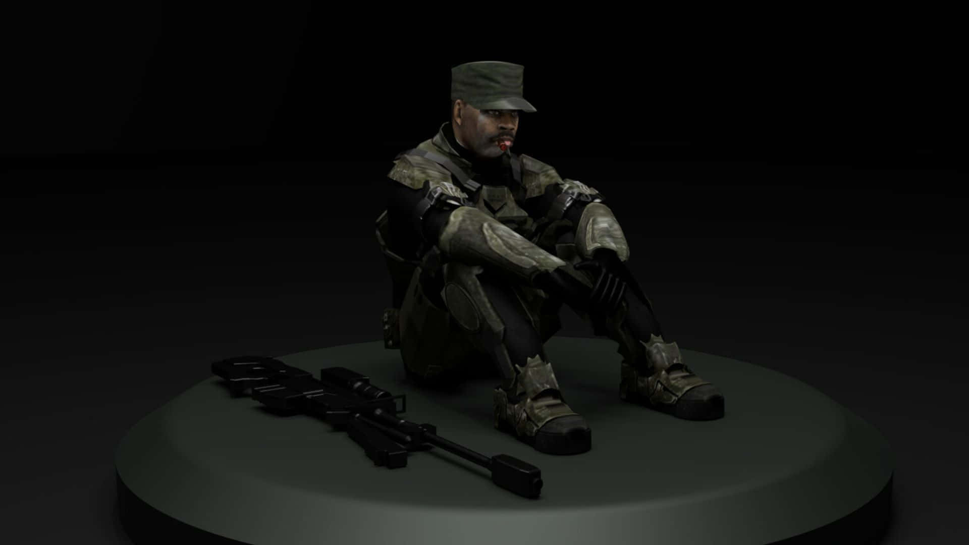 Sergeant Johnson 桌布 壁紙 — 一名身穿迷彩裝備的士兵在昏暗的攝影棚中莊嚴地坐在基座上，步槍放在身旁。