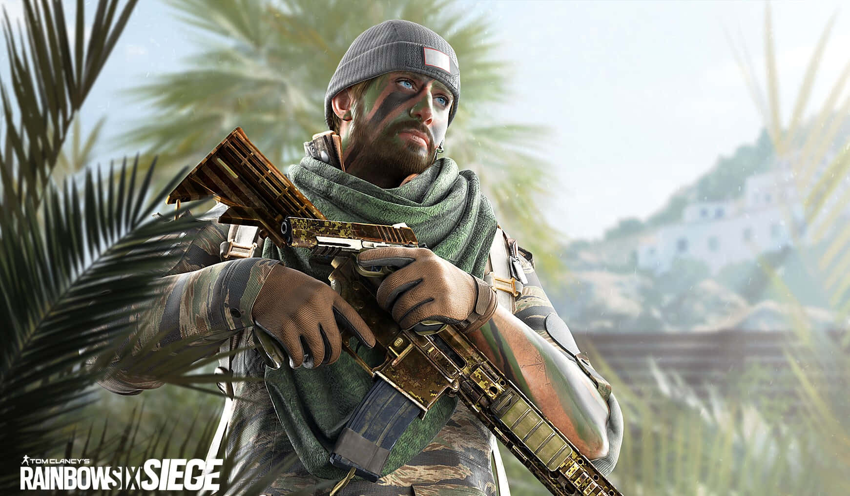 Rainbow Six Siege Maverick 桌布 壁紙 — 一名身穿迷彩裝備的士兵在棕櫚樹間持步槍，背景是山坡上的村莊。