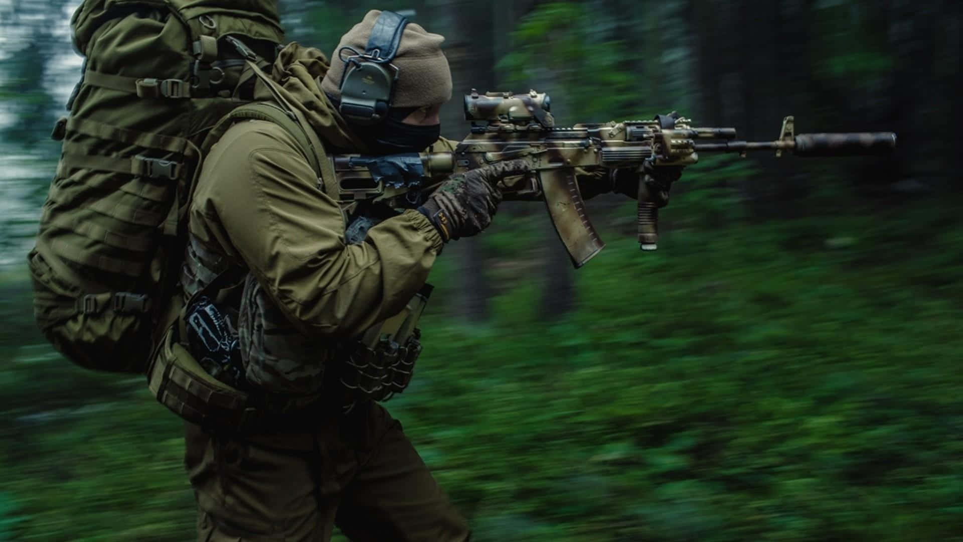 Special Forces 桌布 壁紙 — 一名身穿迷彩裝備的士兵在茂密的綠色森林中奔跑，同時瞄準步槍，背景帶有動態模糊效果。