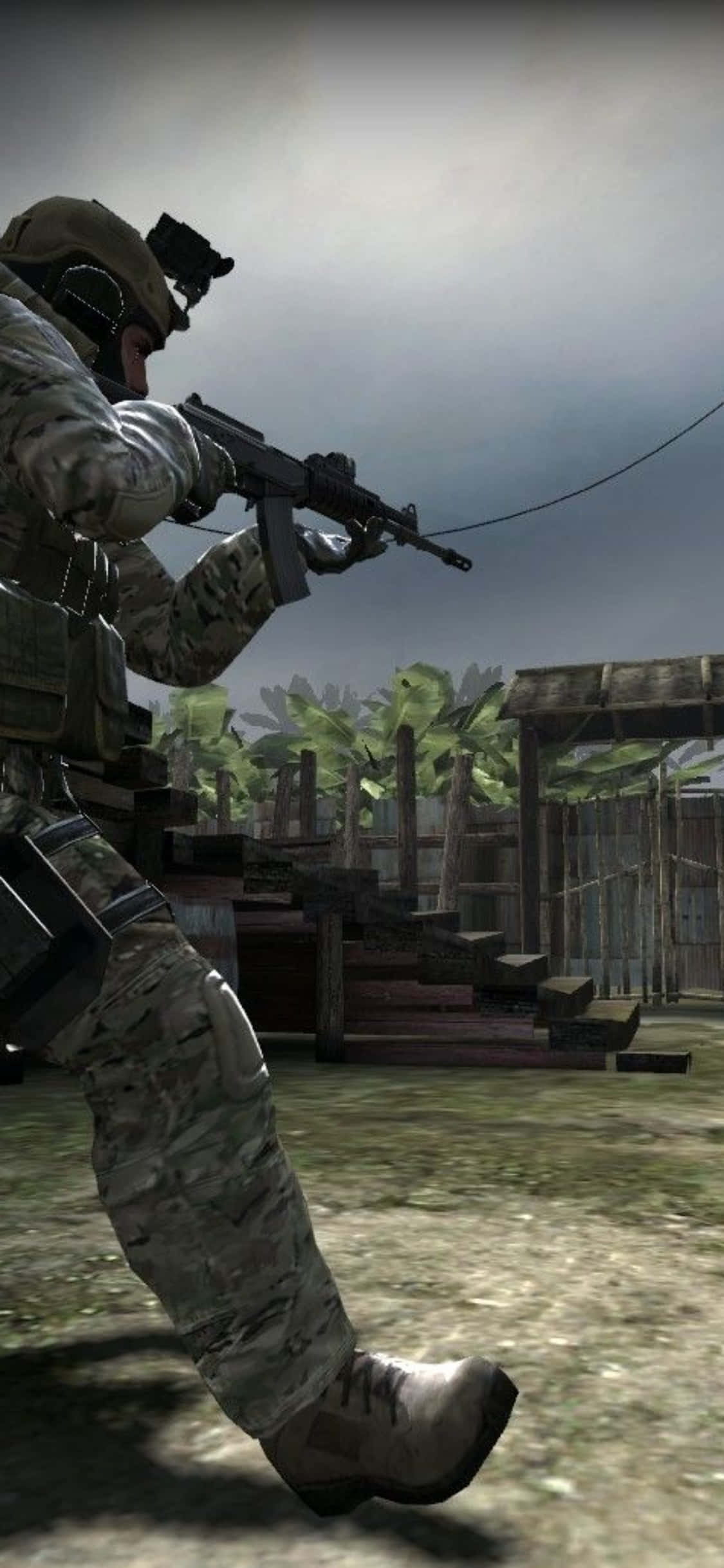 iPhone Xs Counter-strike Global Offensive 桌布 壁紙 — 一名身穿迷彩裝備的士兵在陰天之下，持步槍穿過破舊的木結構前進。