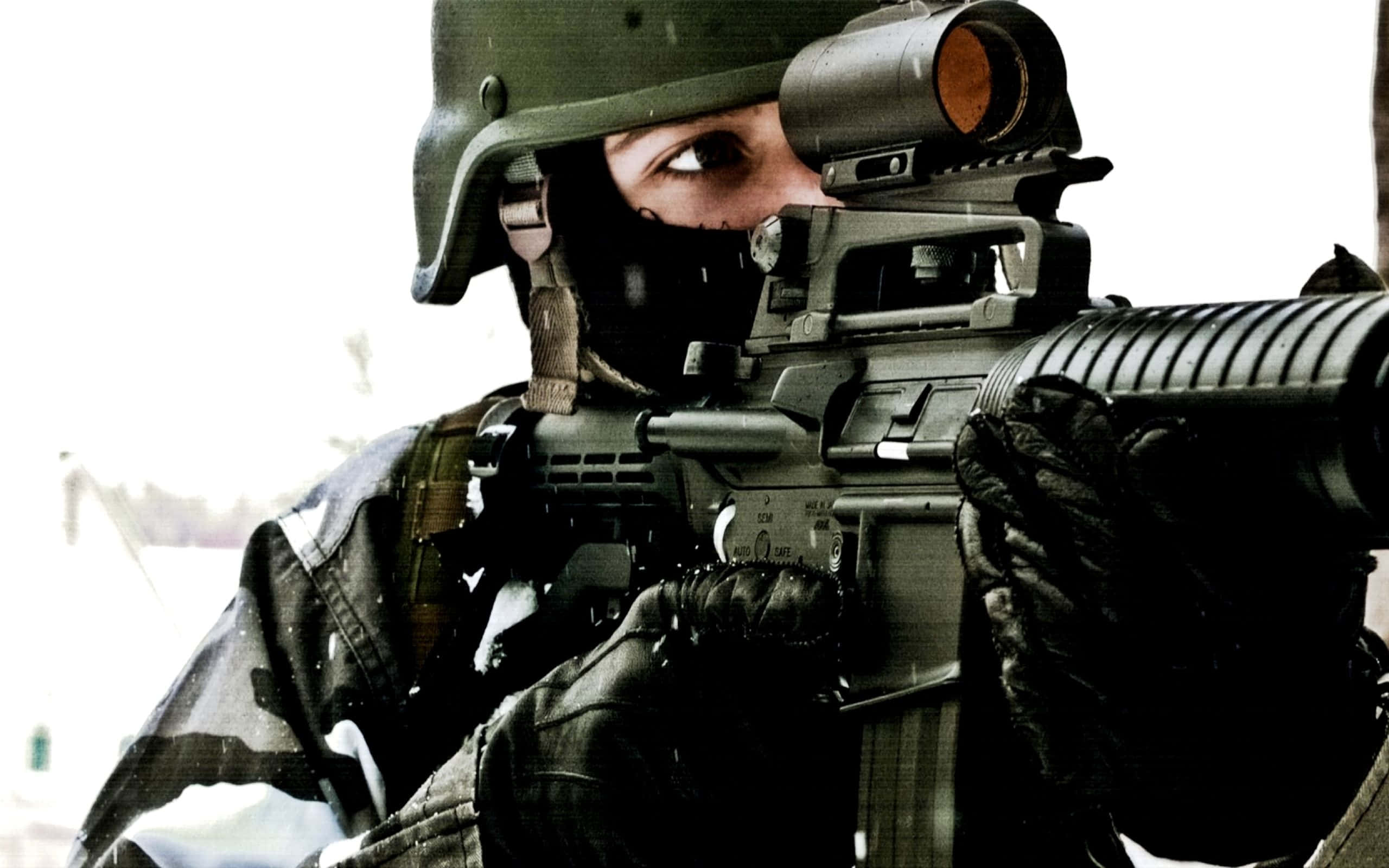 soldier 桌布 壁紙 — 一名身穿迷彩裝備的士兵在雪地背景下用帶瞄準鏡的步槍瞄準。