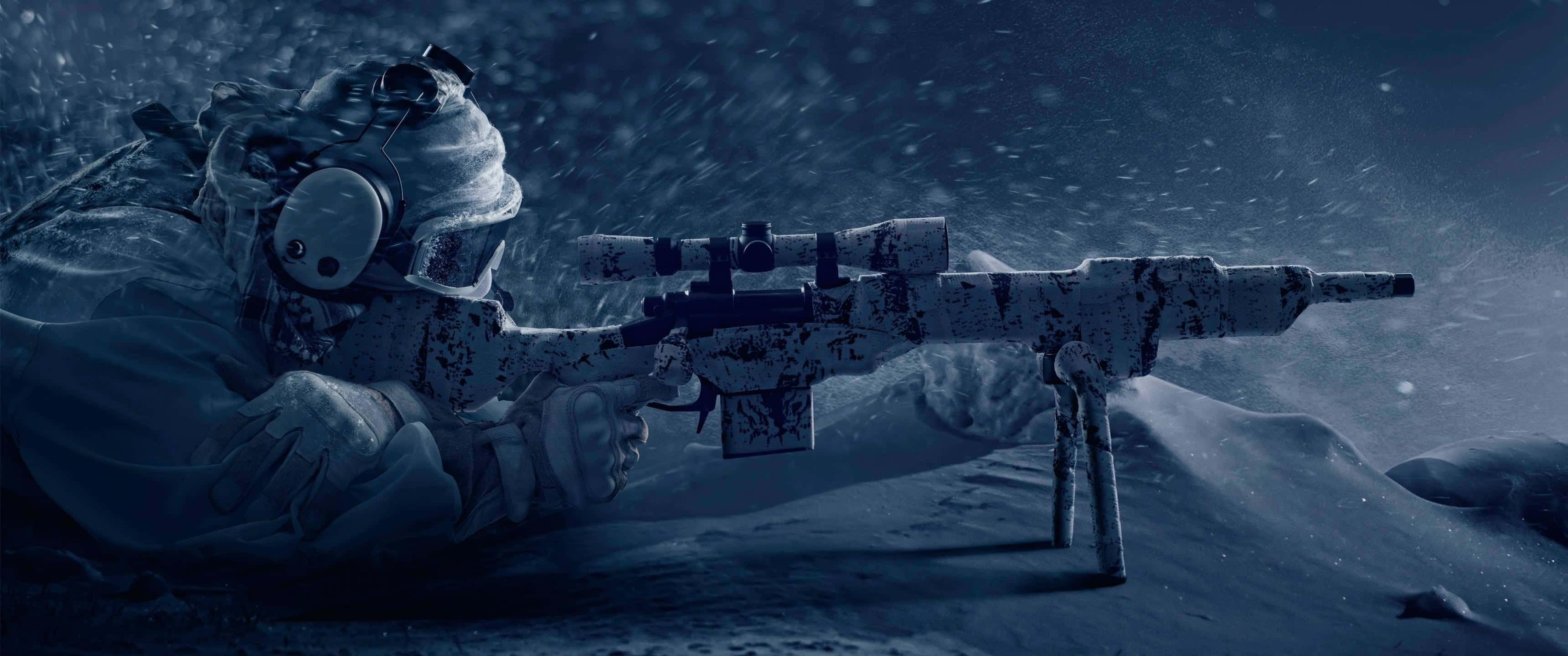 poster 桌布 壁紙 — 一名身穿迷彩裝備的士兵在雪夜中趴在雪地上，瞄準一把積雪的狙擊步槍，雪花飄落。