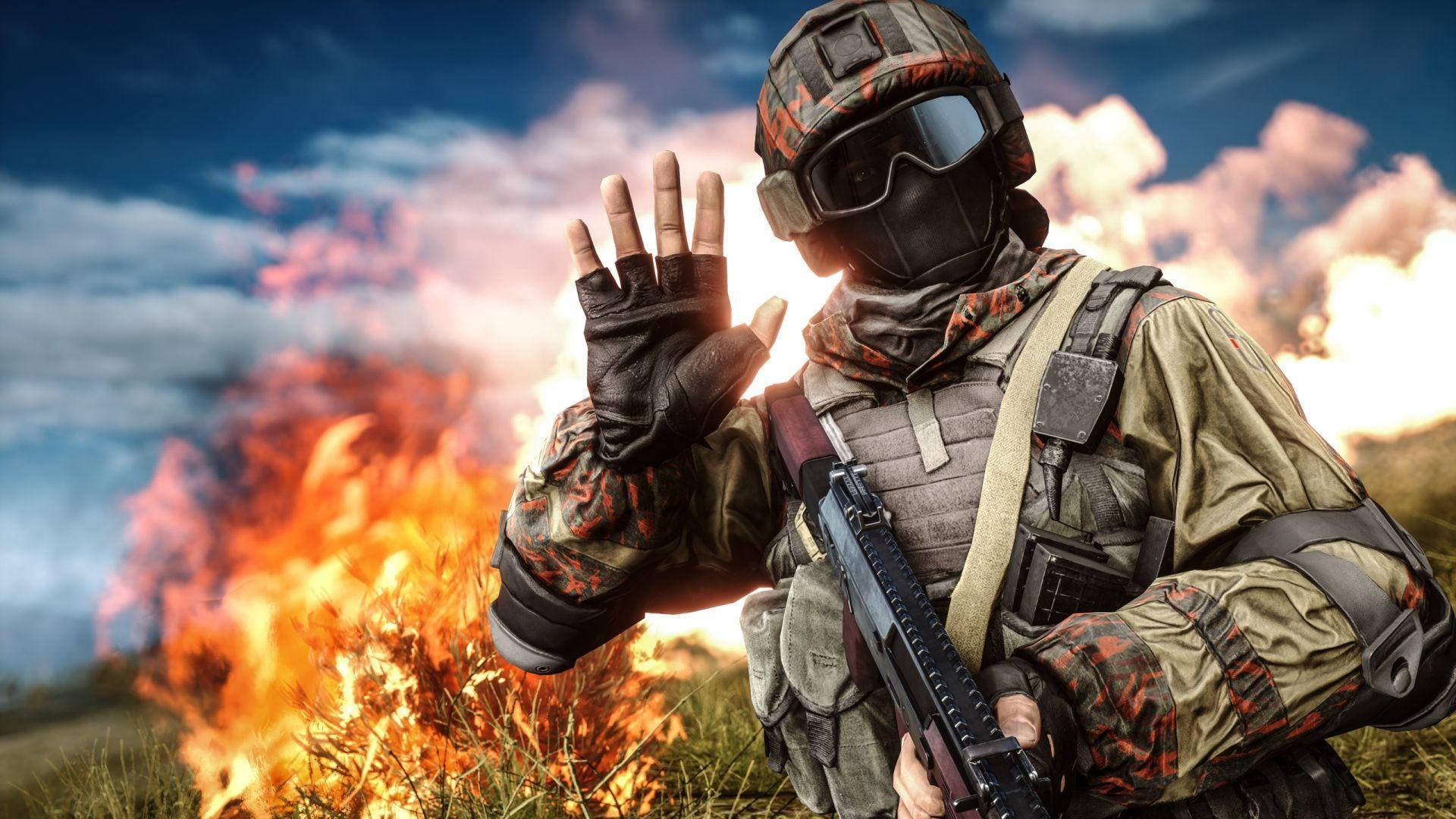 Battlefield 4 City 桌布 壁紙 — 一名身穿迷彩裝備的士兵手持步槍，在陰天背景下，於猛烈爆炸前舉起一隻手。