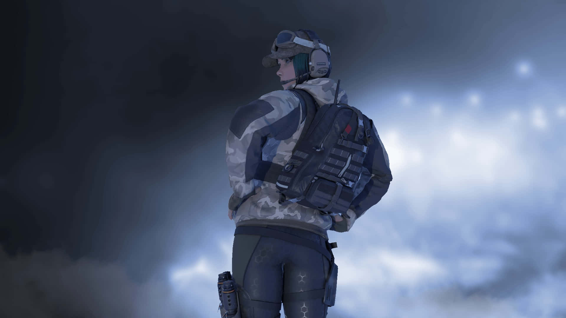 Ela R6 桌布 壁紙 — 一名身穿迷彩裝備的士兵站在霧氣朦朧的暮色中，凝視著暴風雲層中透出的發光燈光。
