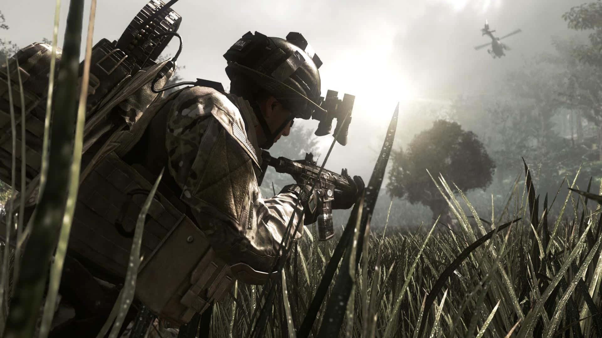 Xbox Games 桌布 壁紙 — 一名身穿迷彩裝備的士兵蹲在高草叢中，瞄準步槍，一架直升機在霧氣籠罩的叢林上空飛過。