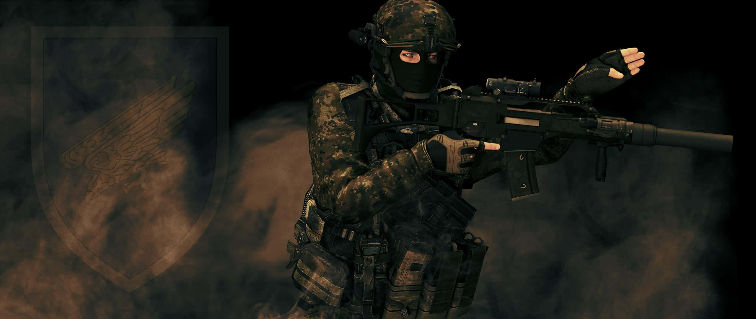 Special Forces 桌布 壁紙 — 一名身穿迷彩裝備的士兵透過煙霧瞄準步槍，背景有一個帶翼徽章的盾牌。