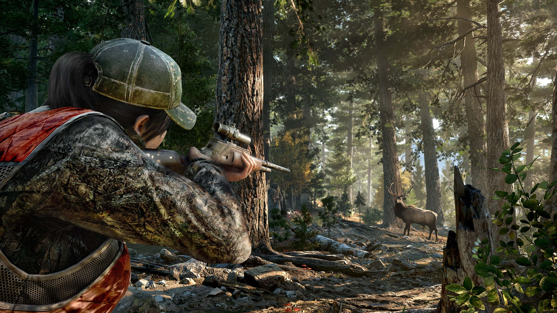 Best Far Cry 5 桌布 壁紙 — 一名身穿迷彩裝備的獵人從樹後用步槍瞄準陽光普照的森林中的一頭鹿。