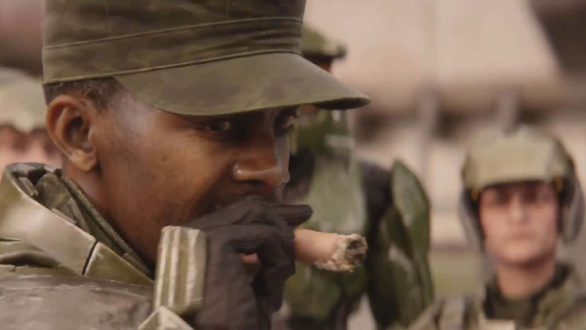 Sergeant Johnson 桌布 壁紙 — 一名身穿迷彩軍服的士兵近距離特寫，專注地抽著雪茄，身後其他人模糊不清。