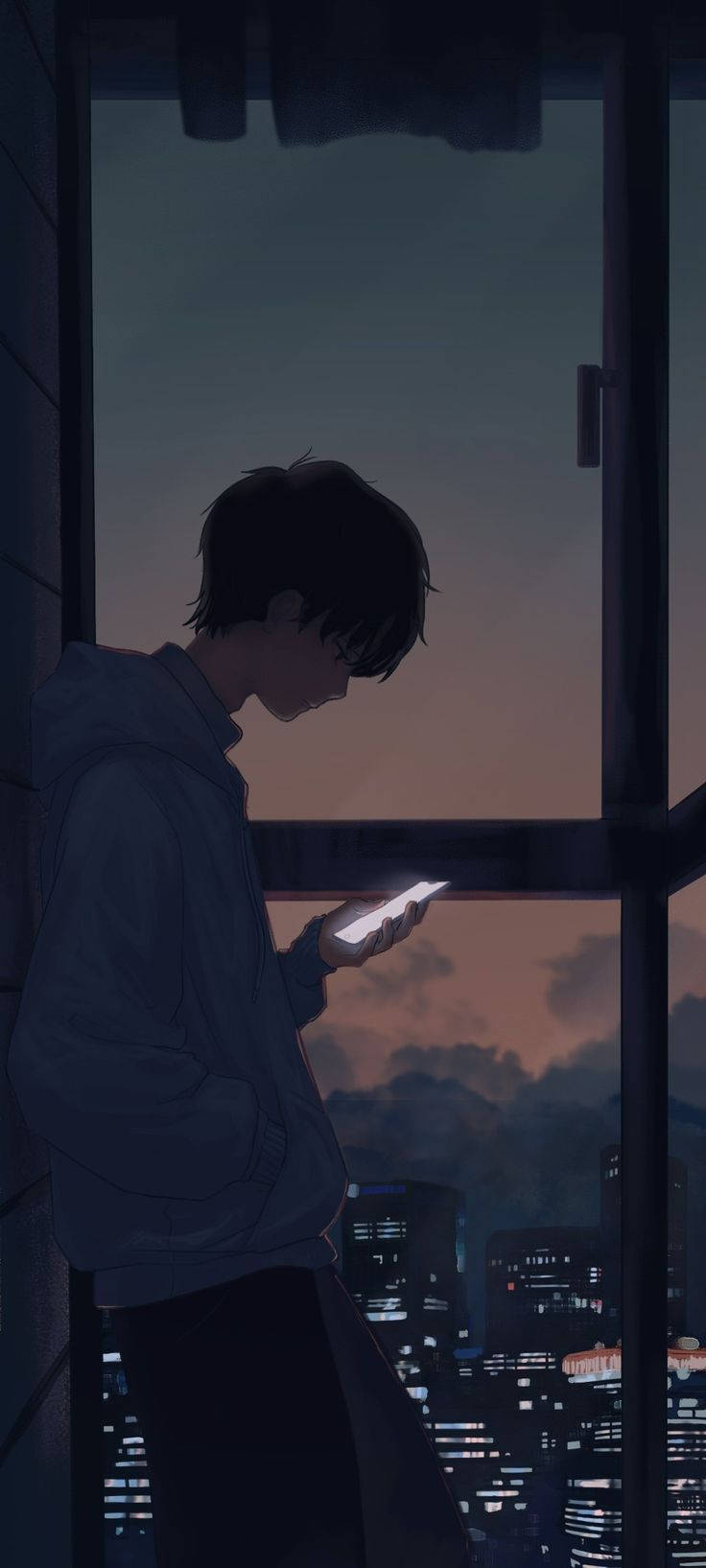 憂鬱少年動漫 桌布 壁紙 — 一名身穿連帽衫的年輕男子在黃昏時分站在窗邊，手機的光芒映照著他，背景是城市景觀。