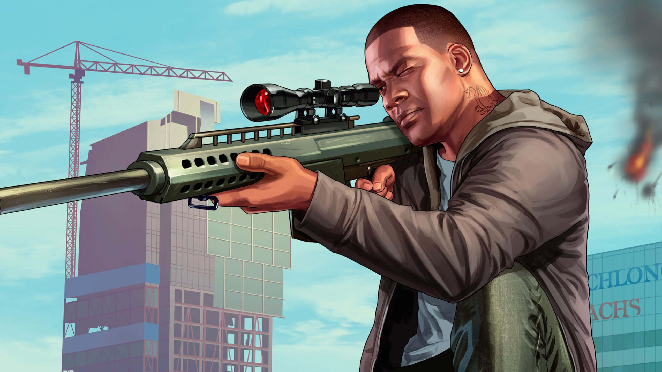 Grand Theft Auto V 桌布 壁紙 — 一名身穿連帽衫的男子，以帶有紅色瞄準鏡的狙擊步槍瞄準，背景是城市天際線，有起重機和遠處的爆炸。