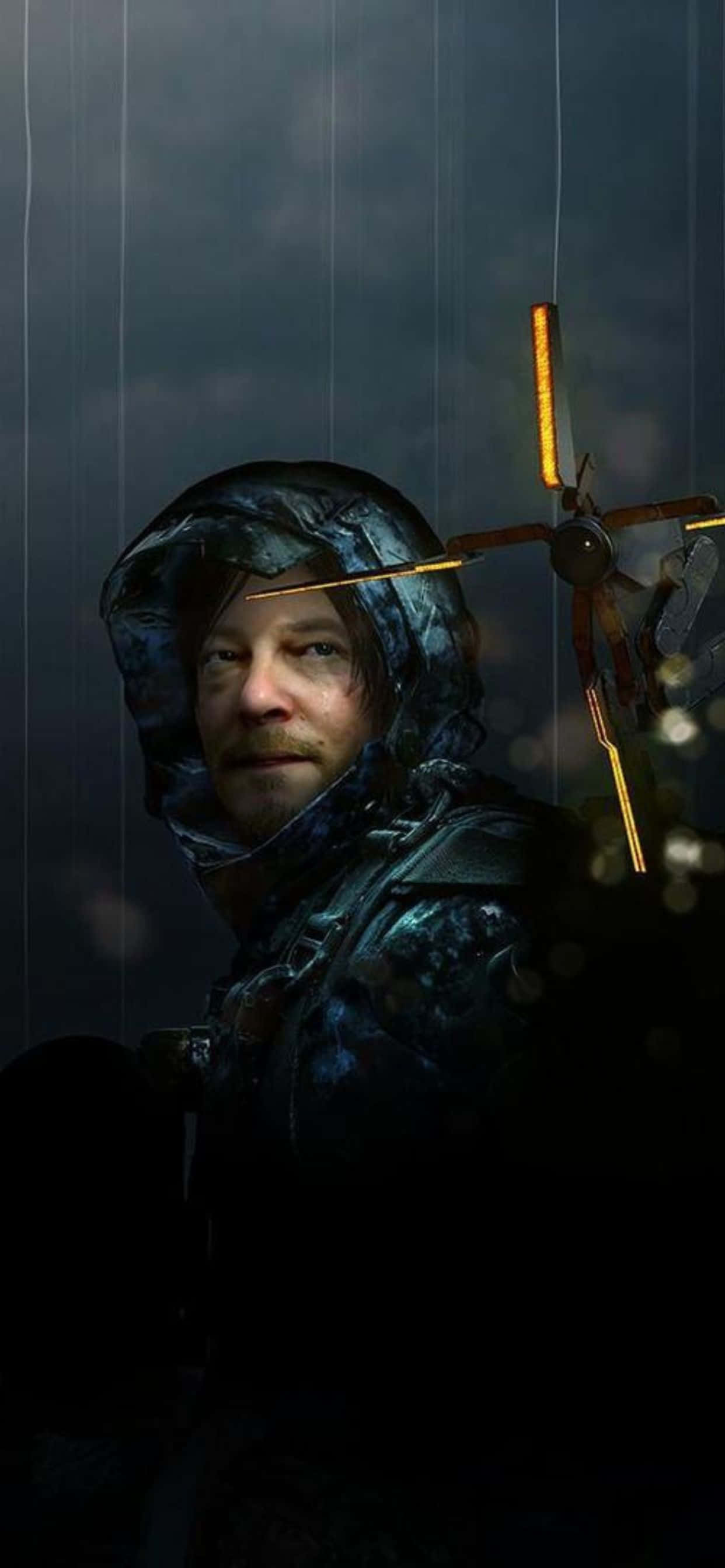 iPhone Xs Max Death Stranding 桌布 壁紙 — 一名身穿連帽雨衣的男子站在傾盆大雨中，手持發光的橙色十字弓，背景是黑暗的暴風雨天空。