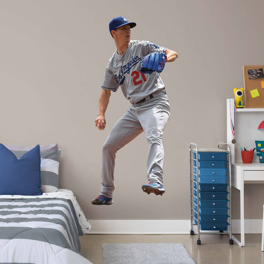 walker buehler 桌布 壁紙 — 一名身穿道奇隊制服的棒球選手在臥室牆壁壁畫上，在床和書桌旁邊凌空跳起。