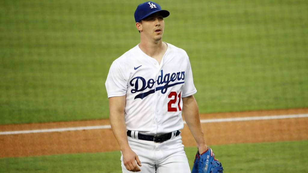 walker buehler 桌布 壁紙 — 一名身穿道奇隊球衣的棒球運動員在球場燈光下走在綠色場地上。