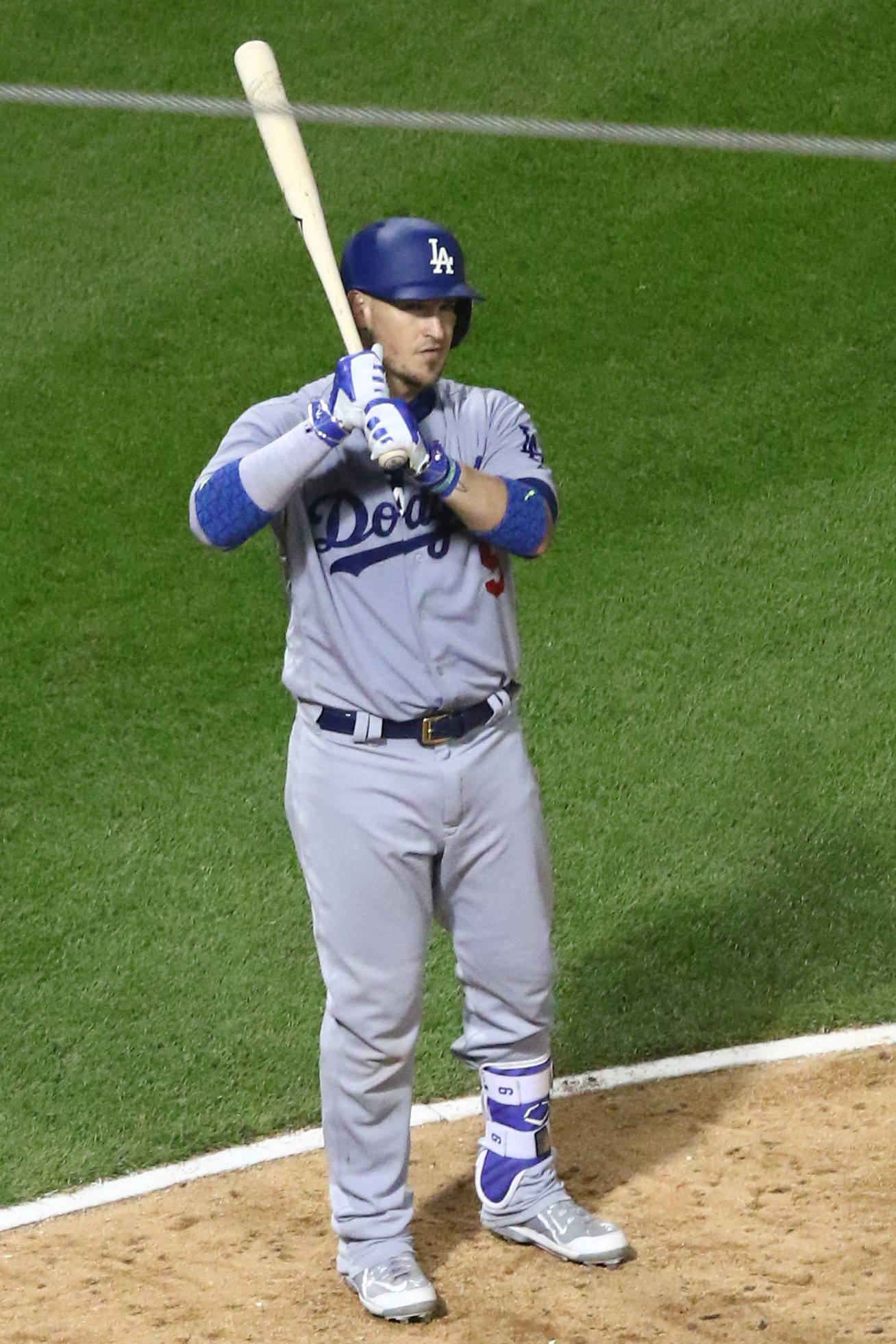 MLB 桌布 壁紙 — 一名身穿道奇隊球衣的棒球選手在球場燈光下，於綠色場地上準備打擊。