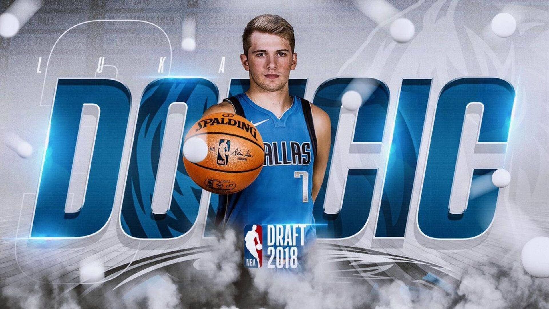 Luka 桌布 壁紙 — 一名身穿達拉斯獨行俠球衣的籃球運動員，在帶有煙霧和漂浮球體的發光藍色 'DUTCH' 背景前，手持 Spalding 籃球。