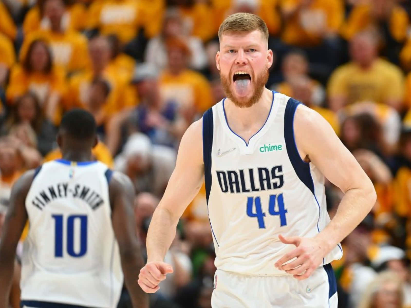 NBA 桌布 壁紙 — 一名身穿達拉斯球衣、號碼44的籃球運動員在比賽中激烈咆哮，背景是身穿黃色球衣的球迷。
