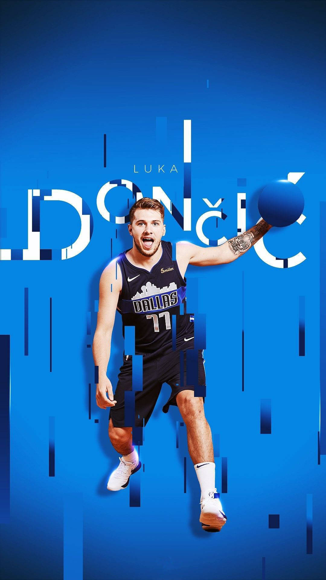Luka 桌布 壁紙 — 一名身穿達拉斯球衣的動感籃球運動員在帶有碎片化字體的醒目藍色背景上跳躍。
