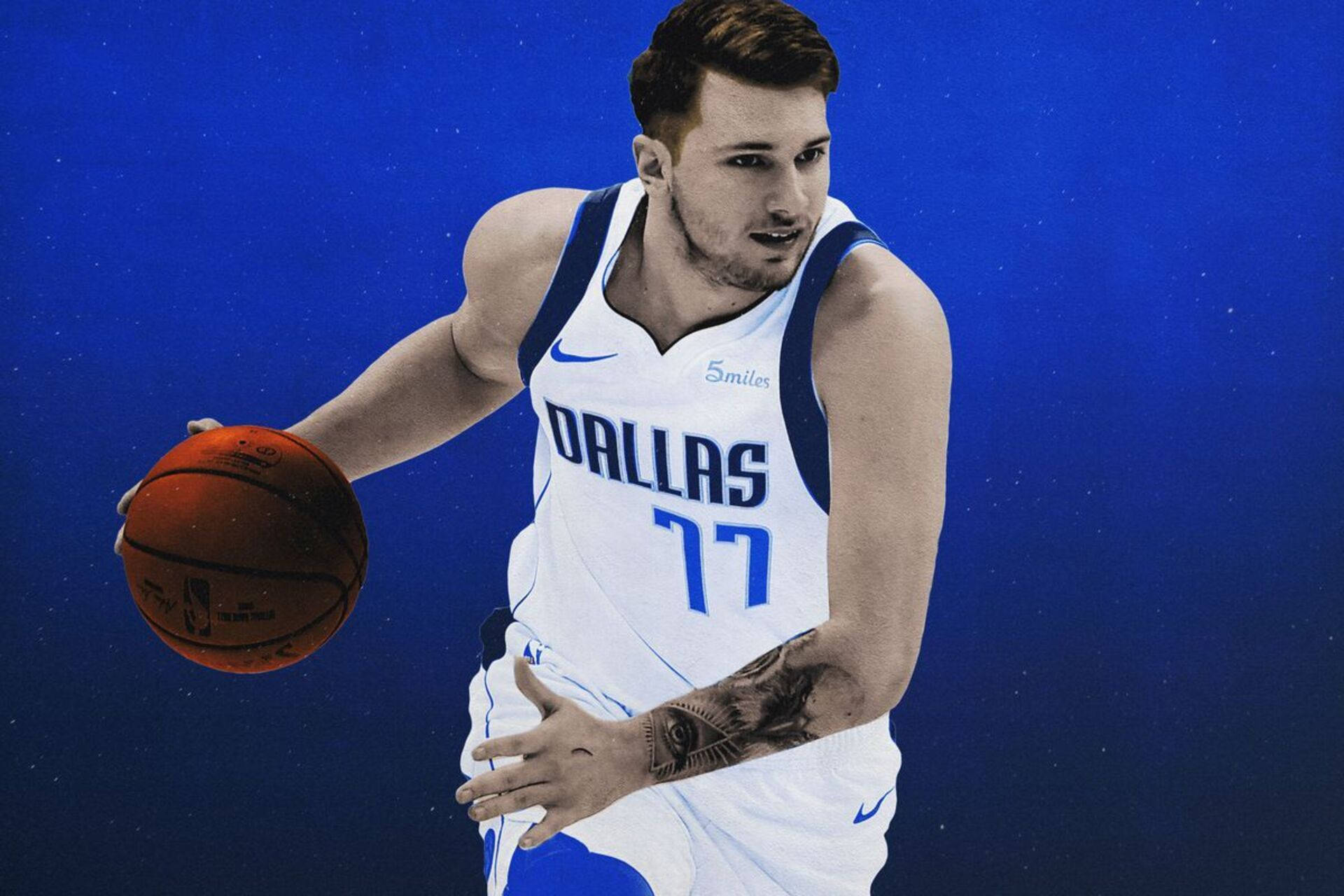 Luka 桌布 壁紙 — 一名身穿達拉斯球衣的籃球運動員在深藍色星空背景下運球。