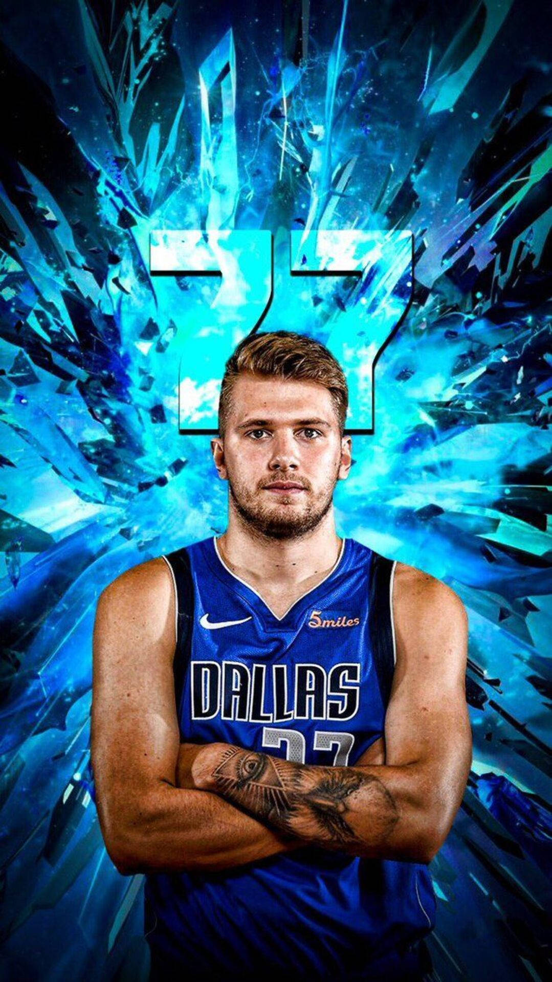 Luka 桌布 壁紙 — 一名身穿達拉斯球衣的籃球運動員自信地交叉雙臂，站在帶有數字77的動態藍色水晶背景前。