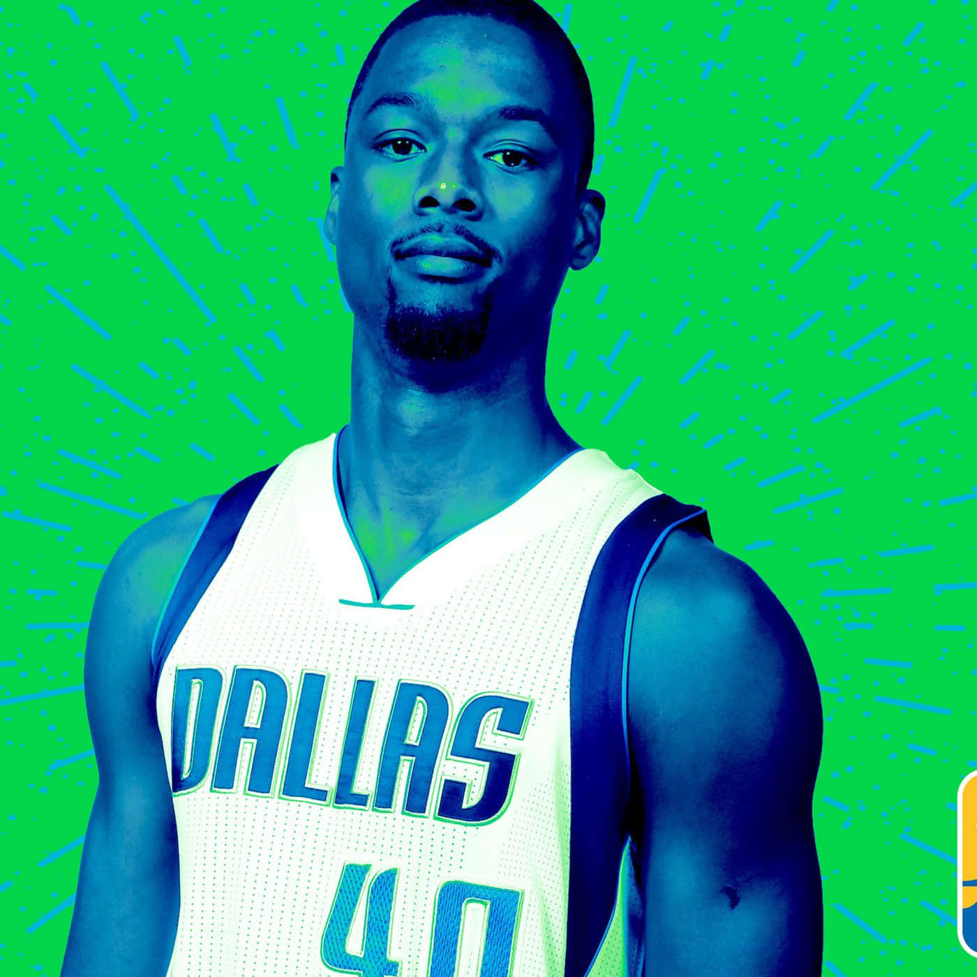 NBA 桌布 壁紙 — 一名身穿達拉斯球衣的籃球運動員自信地站在充滿活力的綠色和藍色抽象背景前，背景帶有條紋。