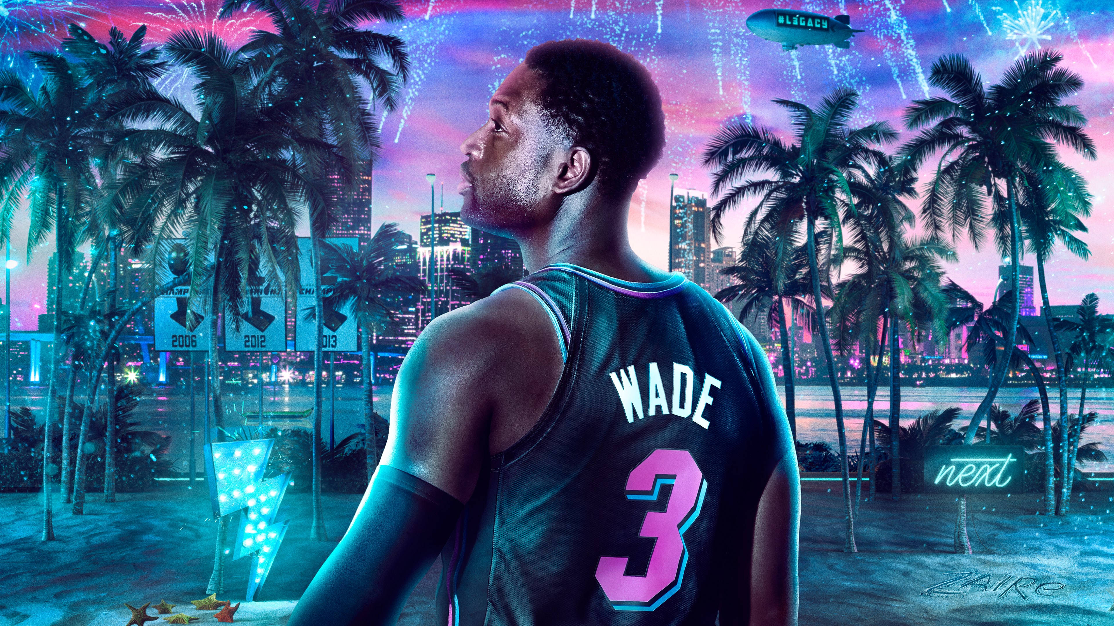 NBA 桌布 壁紙 — 一名身穿邁阿密熱火球衣的籃球運動員站在棕櫚樹成行的海灘上，煙火在霓虹燈照亮的天際線上綻放。