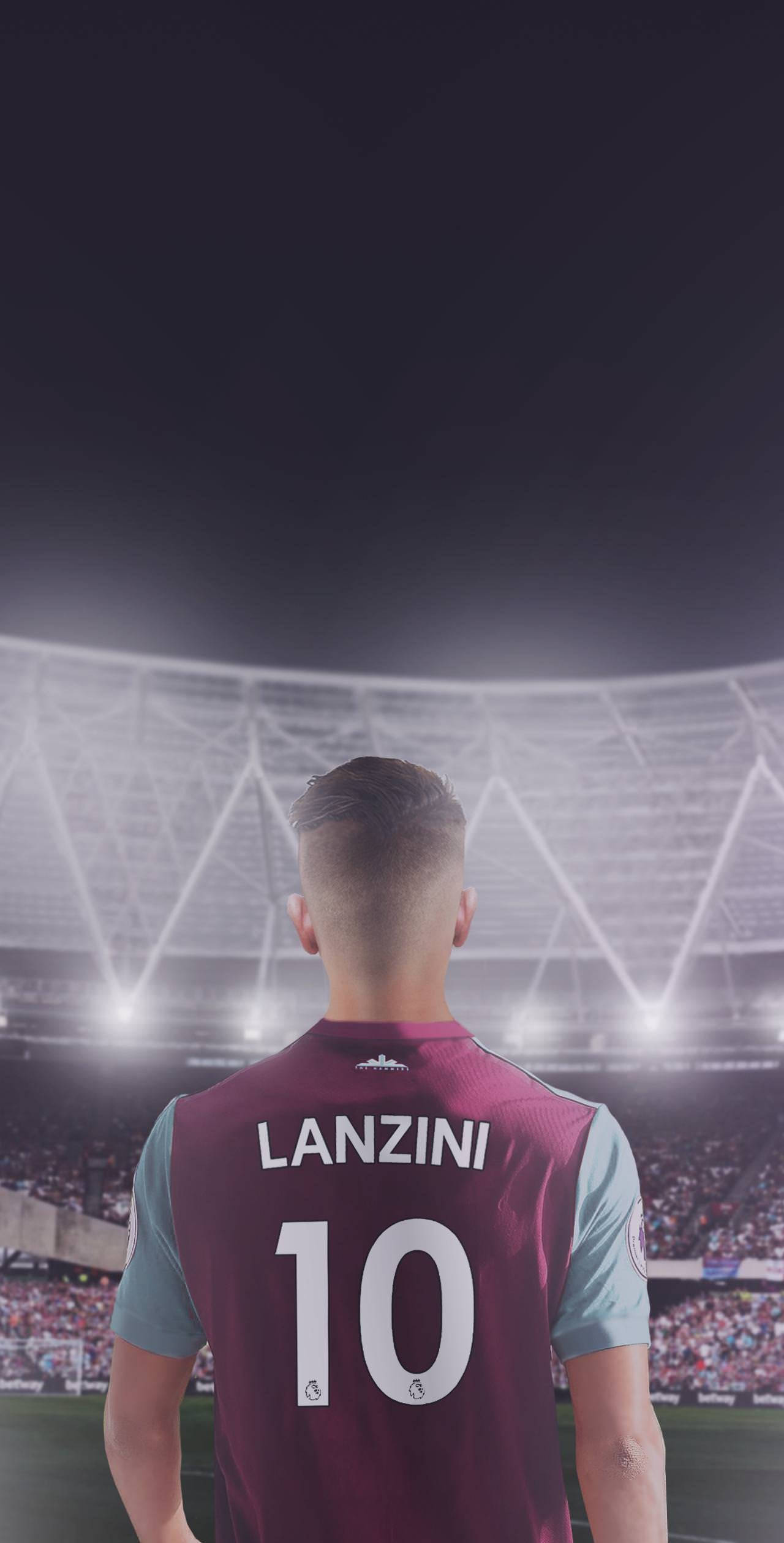 Football Players 桌布 壁紙 — 一名身穿酒紅色和淺藍色球衣、印有名字Lanzini和號碼10的足球員背對鏡頭，面向夜晚燈火通明的球場。