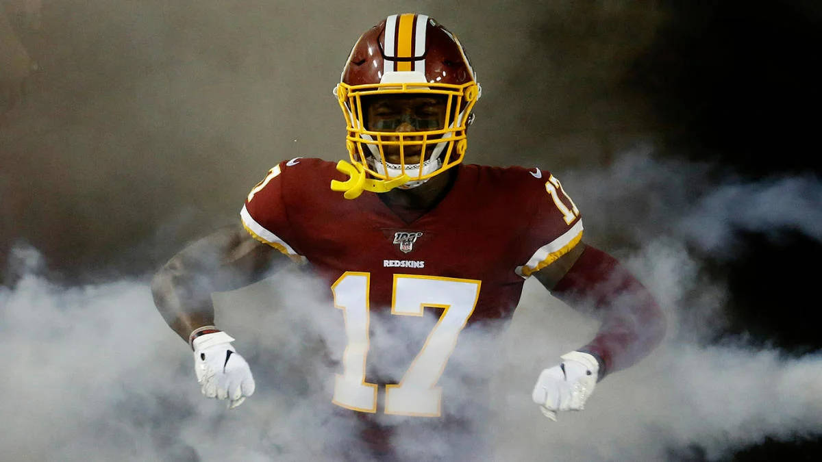 Football Players 桌布 壁紙 — 一名身穿酒紅色球衣、號碼17的足球運動員在黑暗的球場上衝破煙霧。