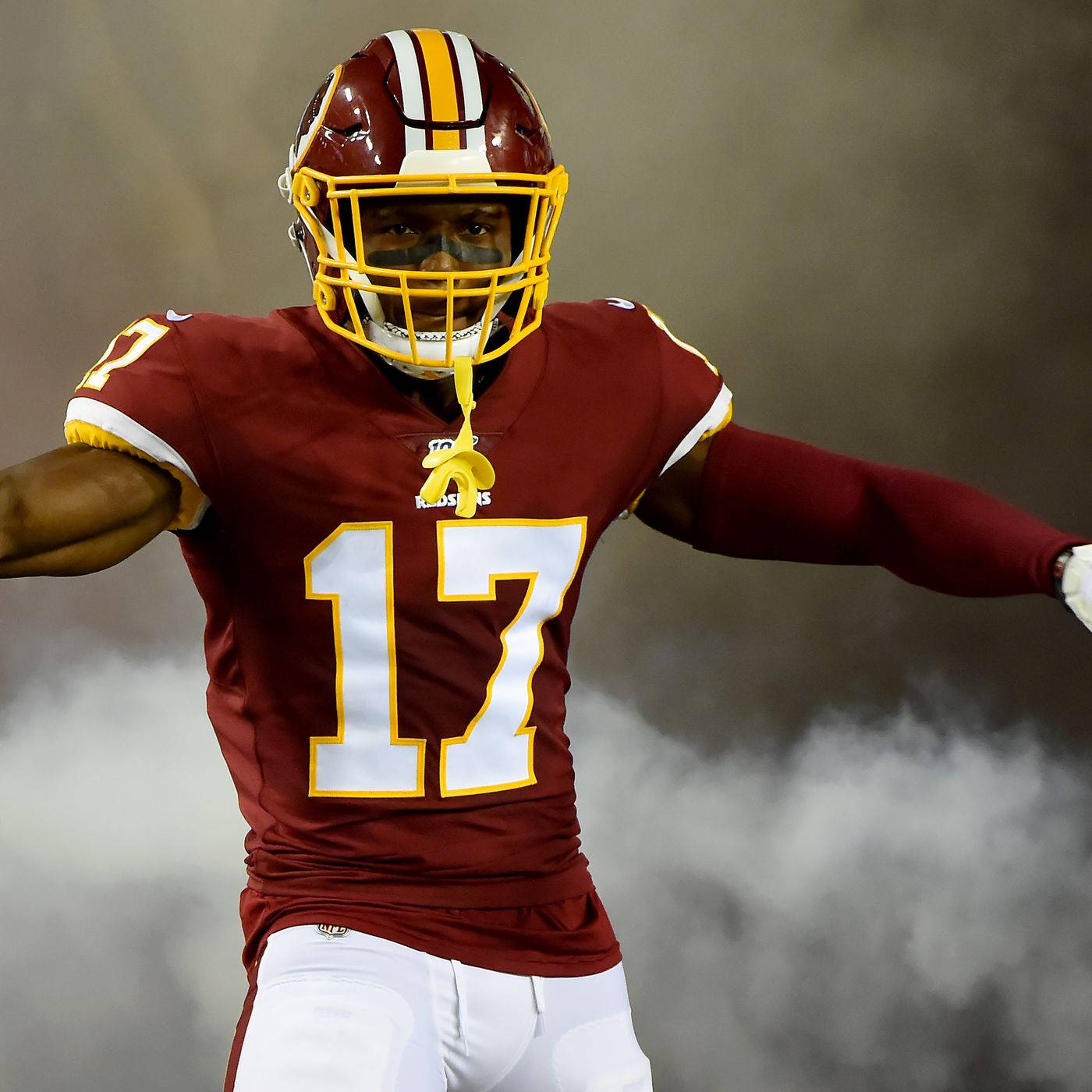 Football Players 桌布 壁紙 — 一名身穿酒紅色球衣、號碼17的足球員在夜間的球場上從煙霧中出現。